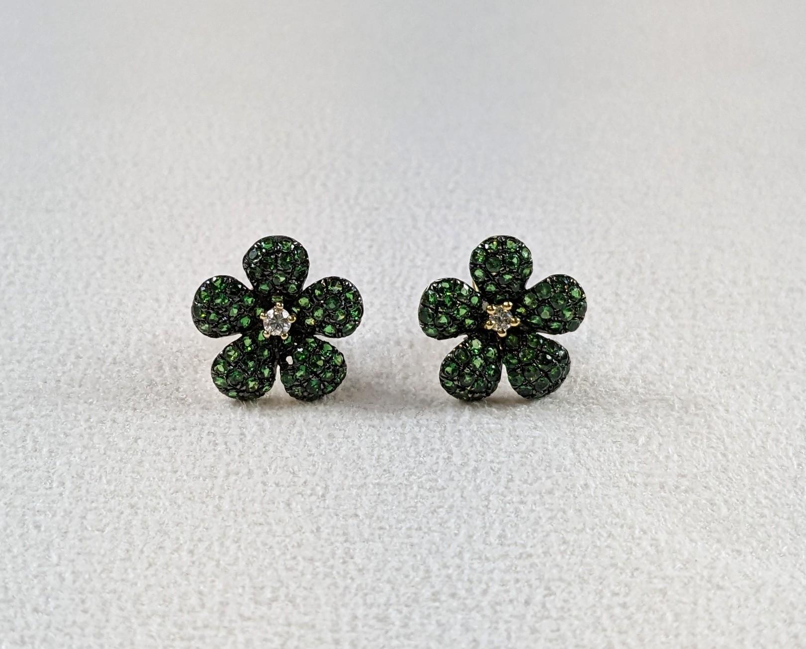 Beautiful emerald  earrings set in Pavé setting and pavé of total 0.60ct emerald on pavonated gold, with 0.10ct center diamonds 
Flower Measure 14 mm / 0.55 inches
Irama Pradera is a Young designer from Spain that searches always for the best gems