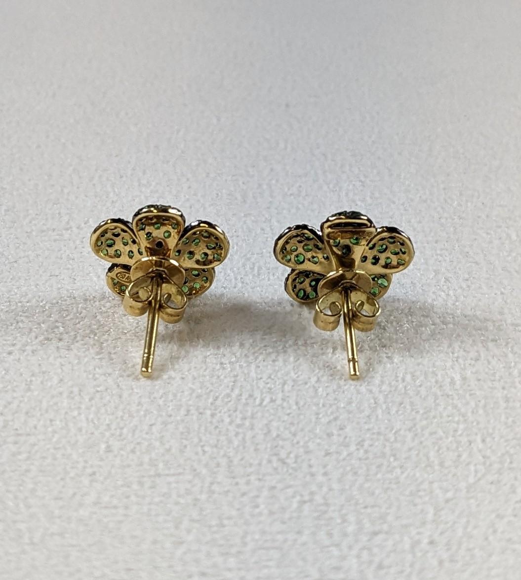 Romantic Emerald Flower Earrings in 18k yellow Gold center diamonds  For Sale
