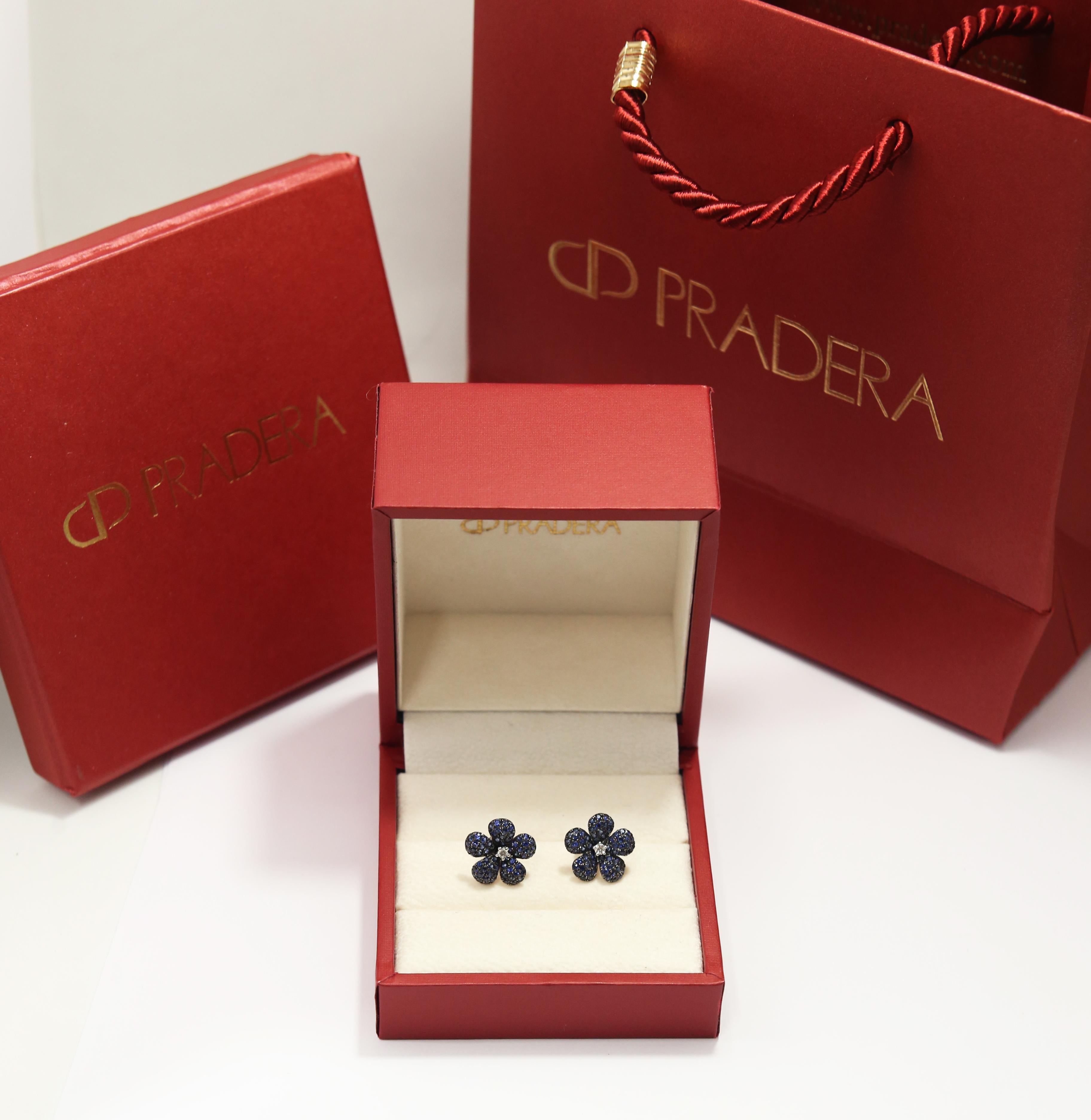 Women's Emerald Flower Earrings in 18k yellow Gold center diamonds  For Sale