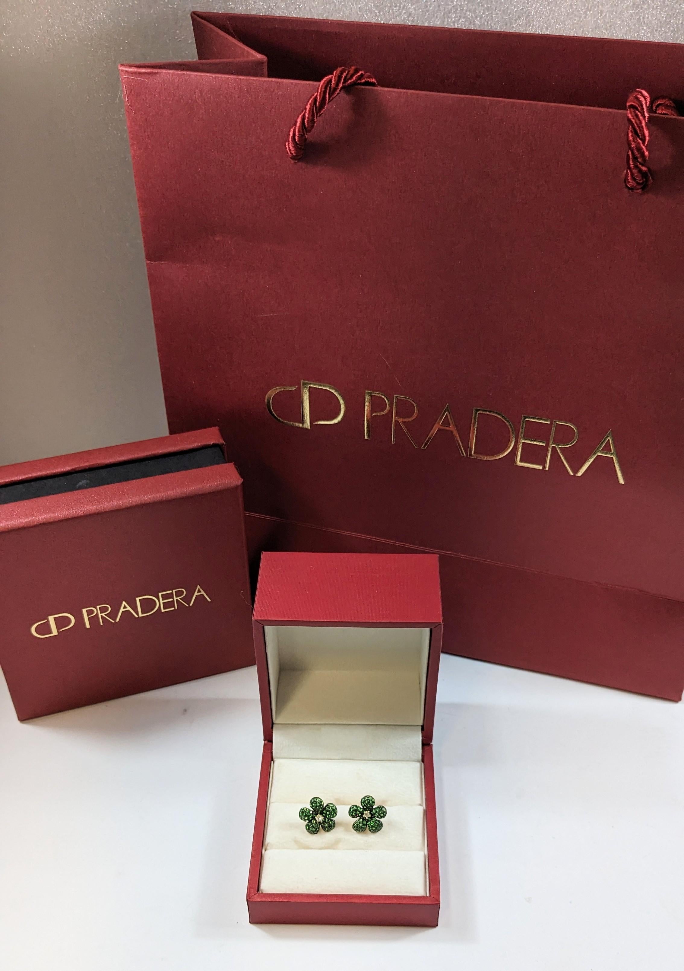 Emerald Flower Earrings in 18k yellow Gold center diamonds  For Sale 2