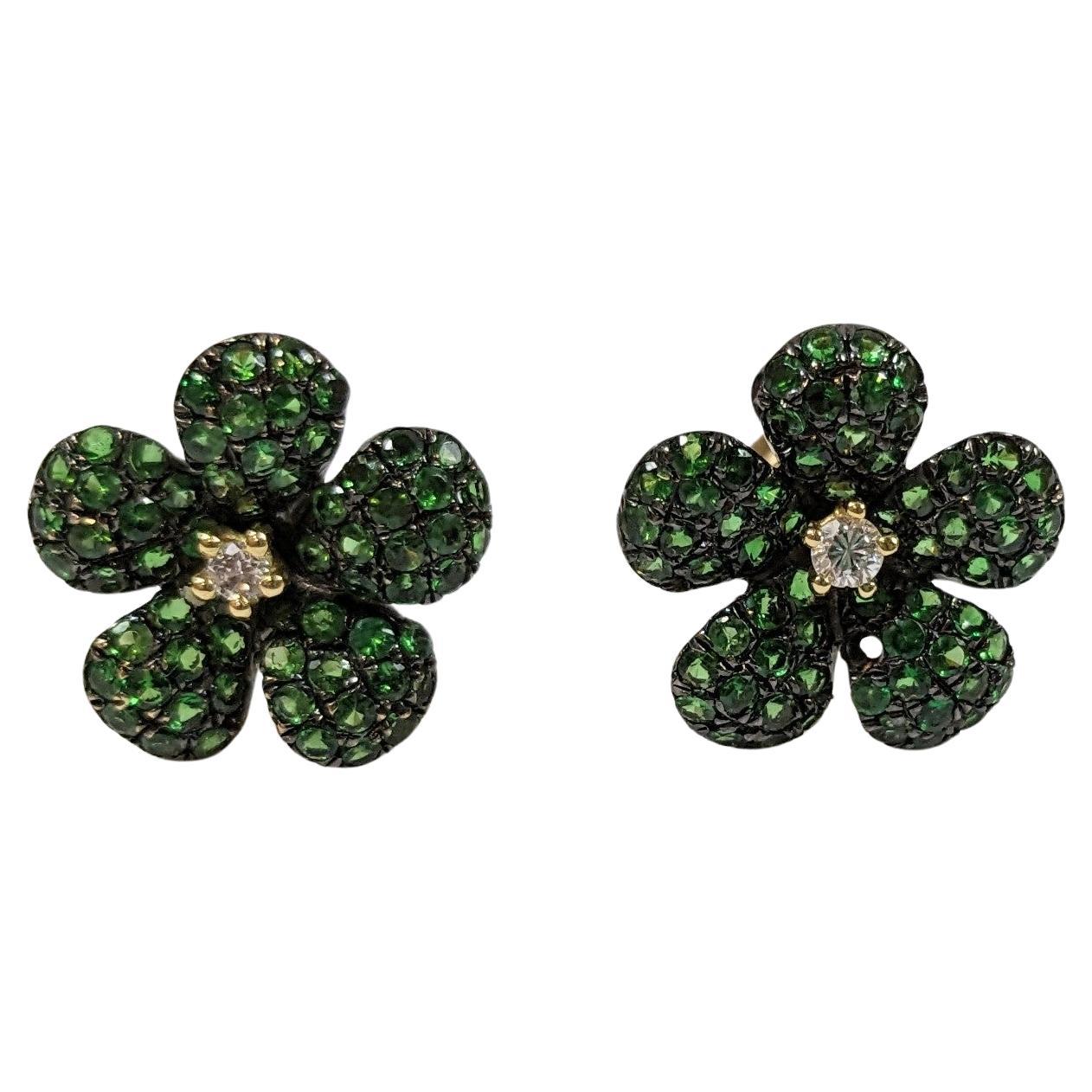 Emerald Flower Earrings in 18k yellow Gold center diamonds 