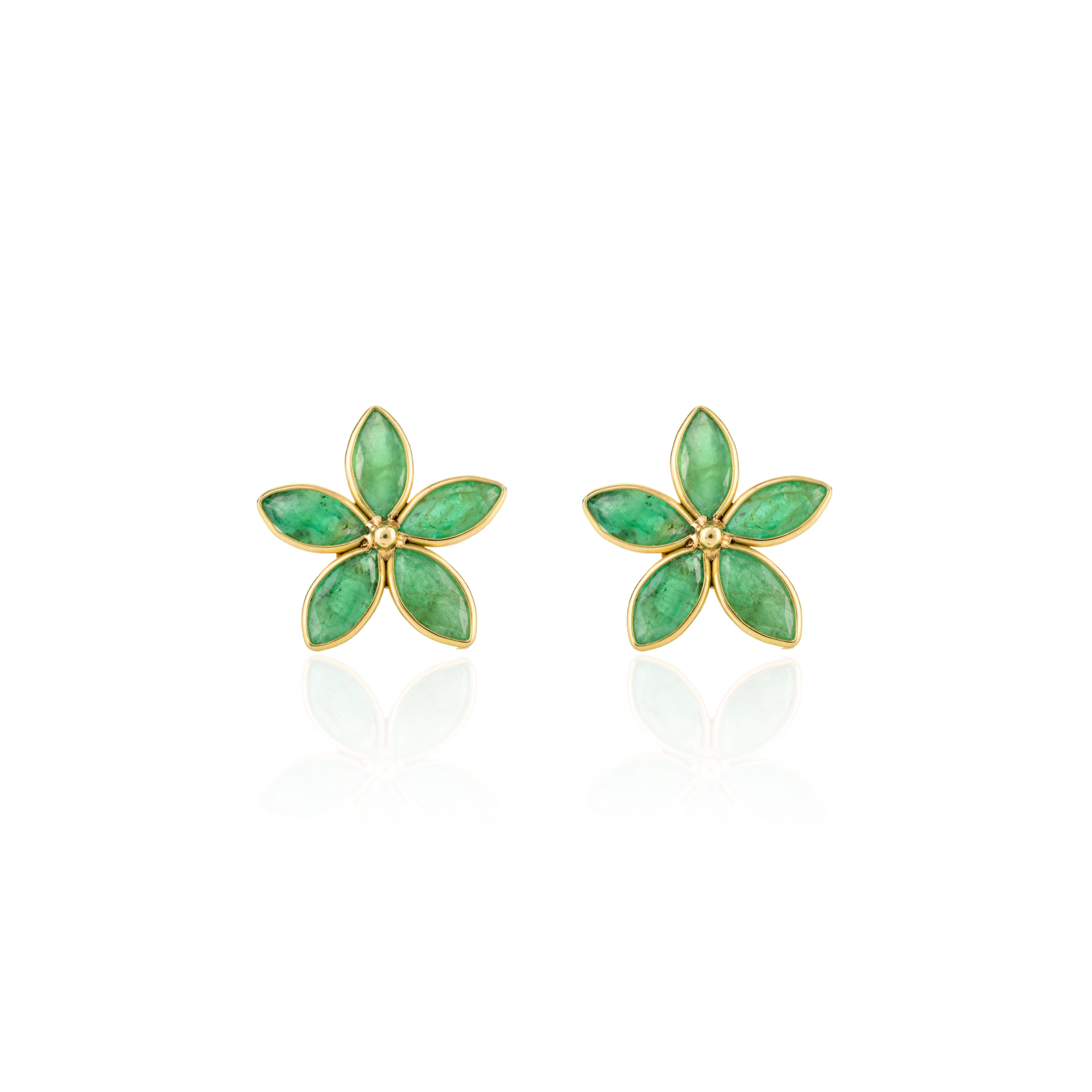 Modern Emerald Flower Everyday Stud Earrings for May Born in 18k Yellow Gold For Sale