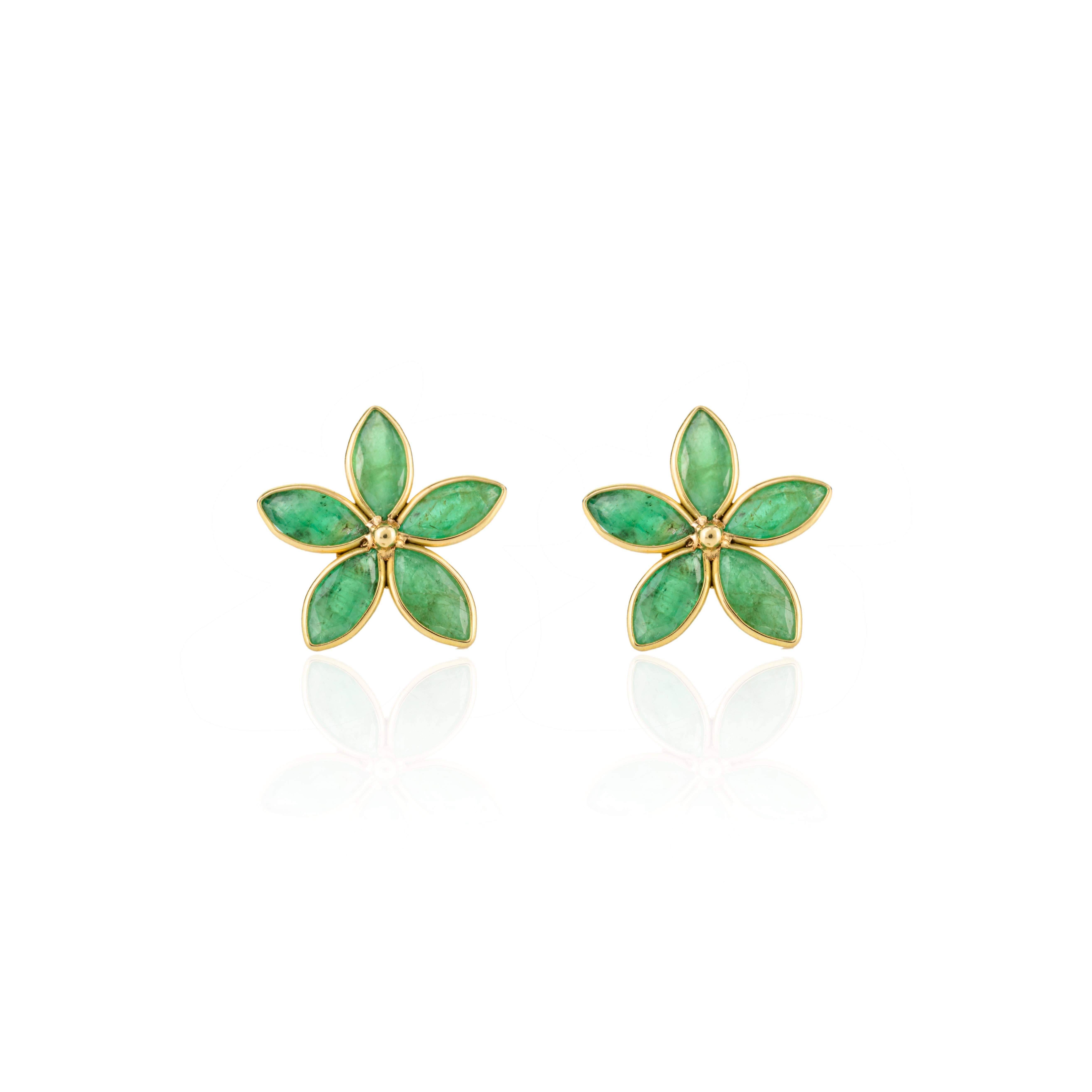 Moderne Clous d'oreilles fleur d'émeraude pour mai en or jaune 18 carats en vente