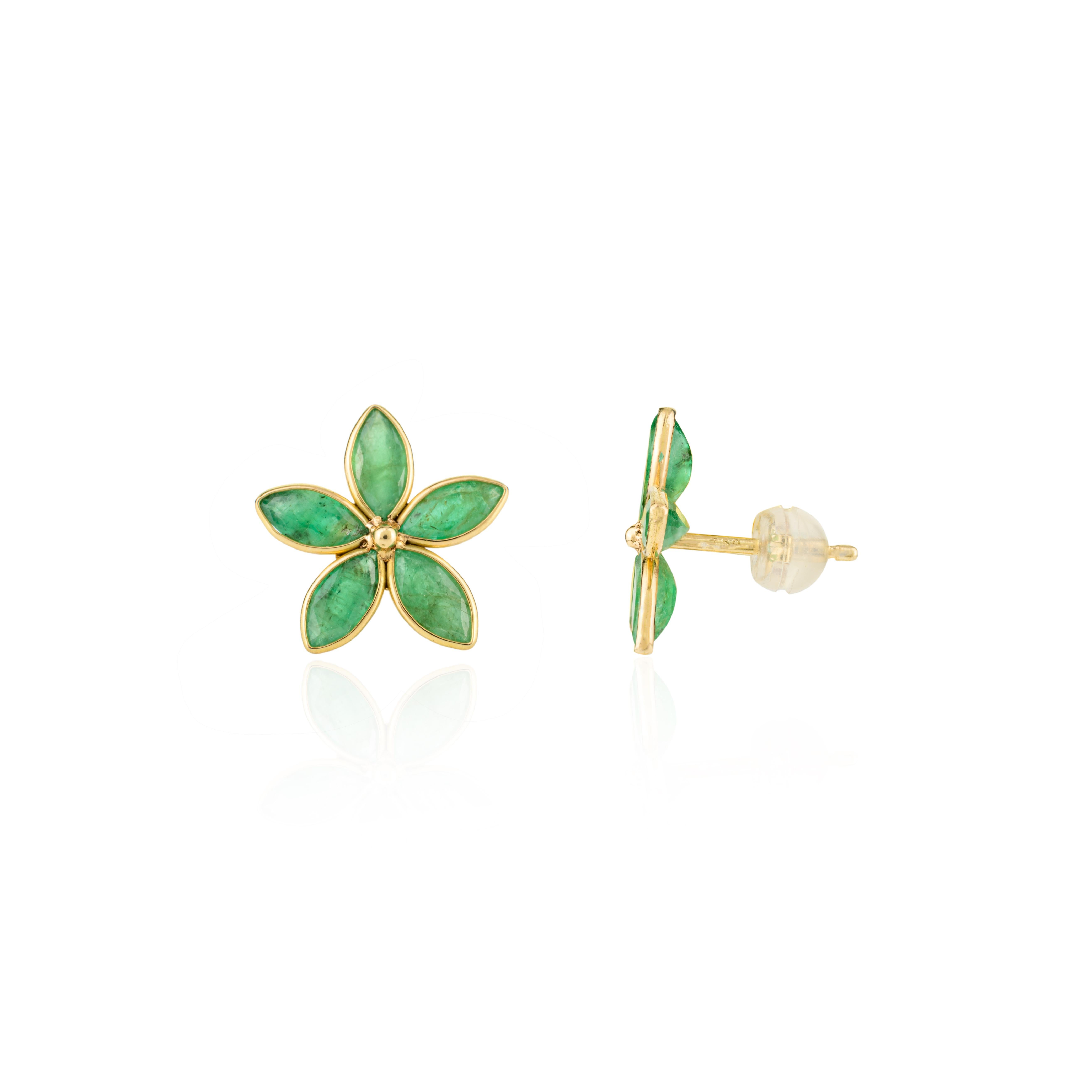 Emerald Flower Everyday Stud Earrings for May Born in 18k Yellow Gold In New Condition For Sale In Houston, TX