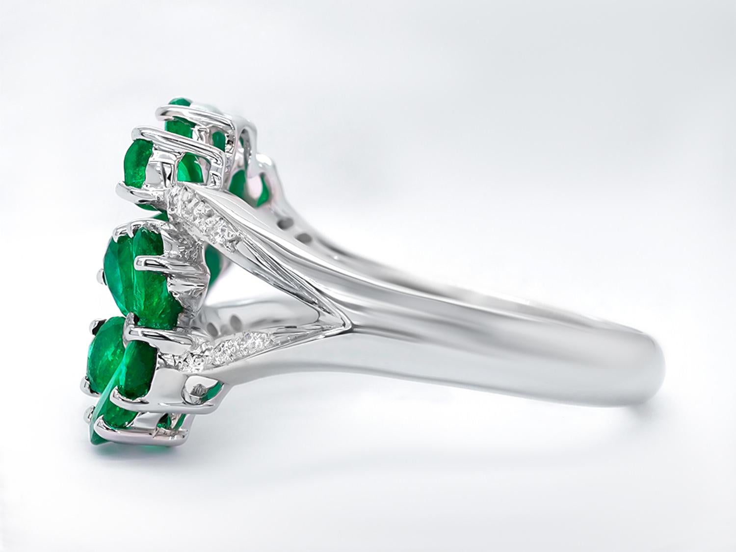 Emerald Flower Ring Diamond Setting 1.42 Carats 18K White Gold In Excellent Condition For Sale In Laguna Niguel, CA