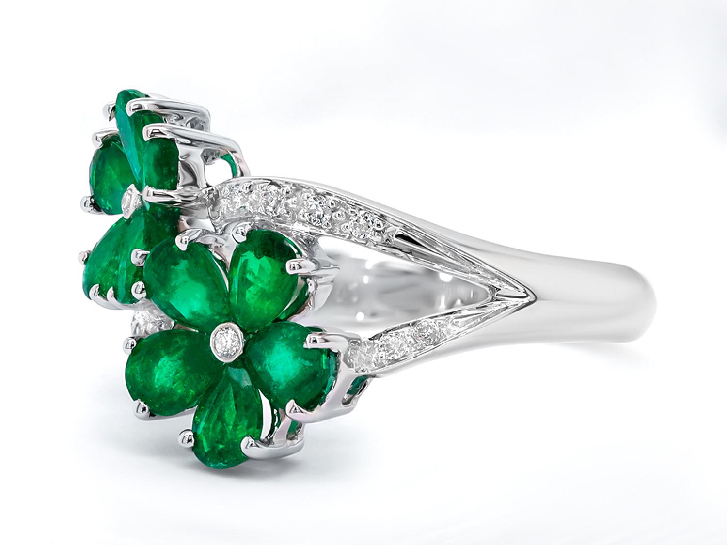 Women's or Men's Emerald Flower Ring Diamond Setting 1.42 Carats 18K White Gold For Sale