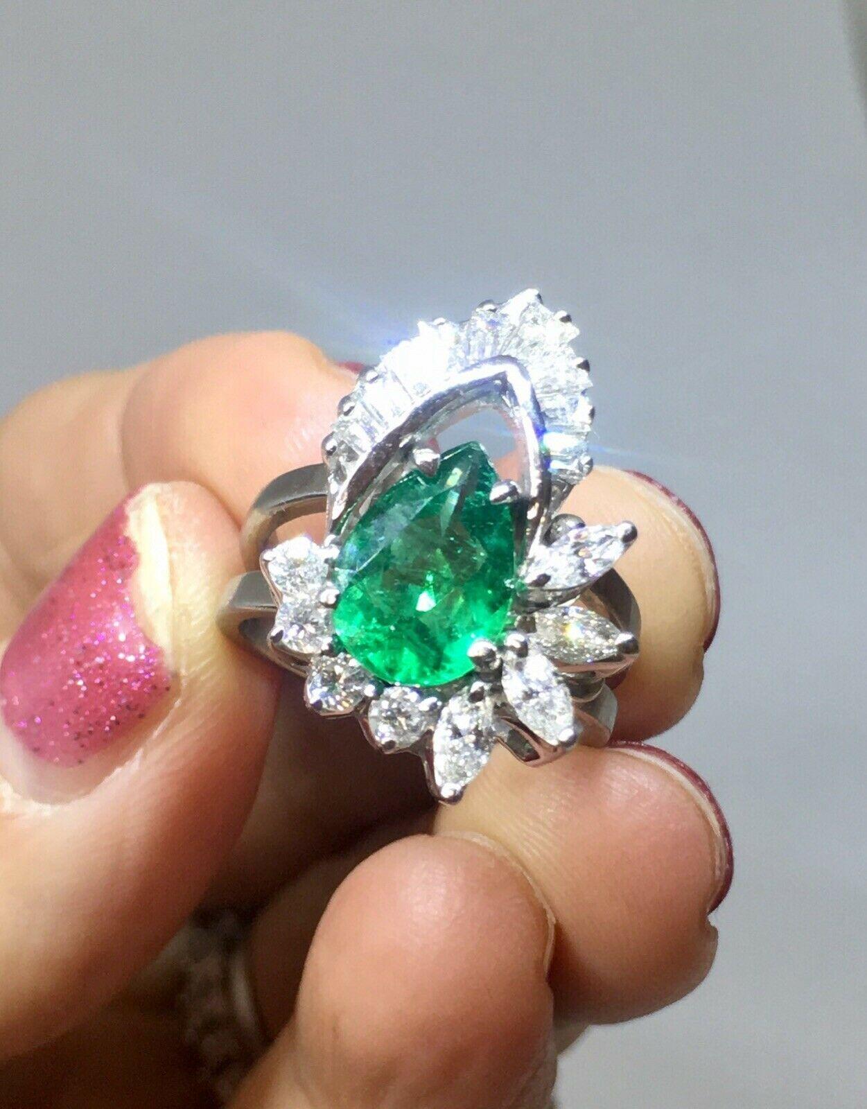 Emerald G VS Baguette Diamond 3.00 Carat Cocktail Ring For Sale 5