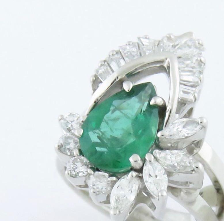 Emerald G VS Baguette Diamond 3.00 Carat Cocktail Ring For Sale 1