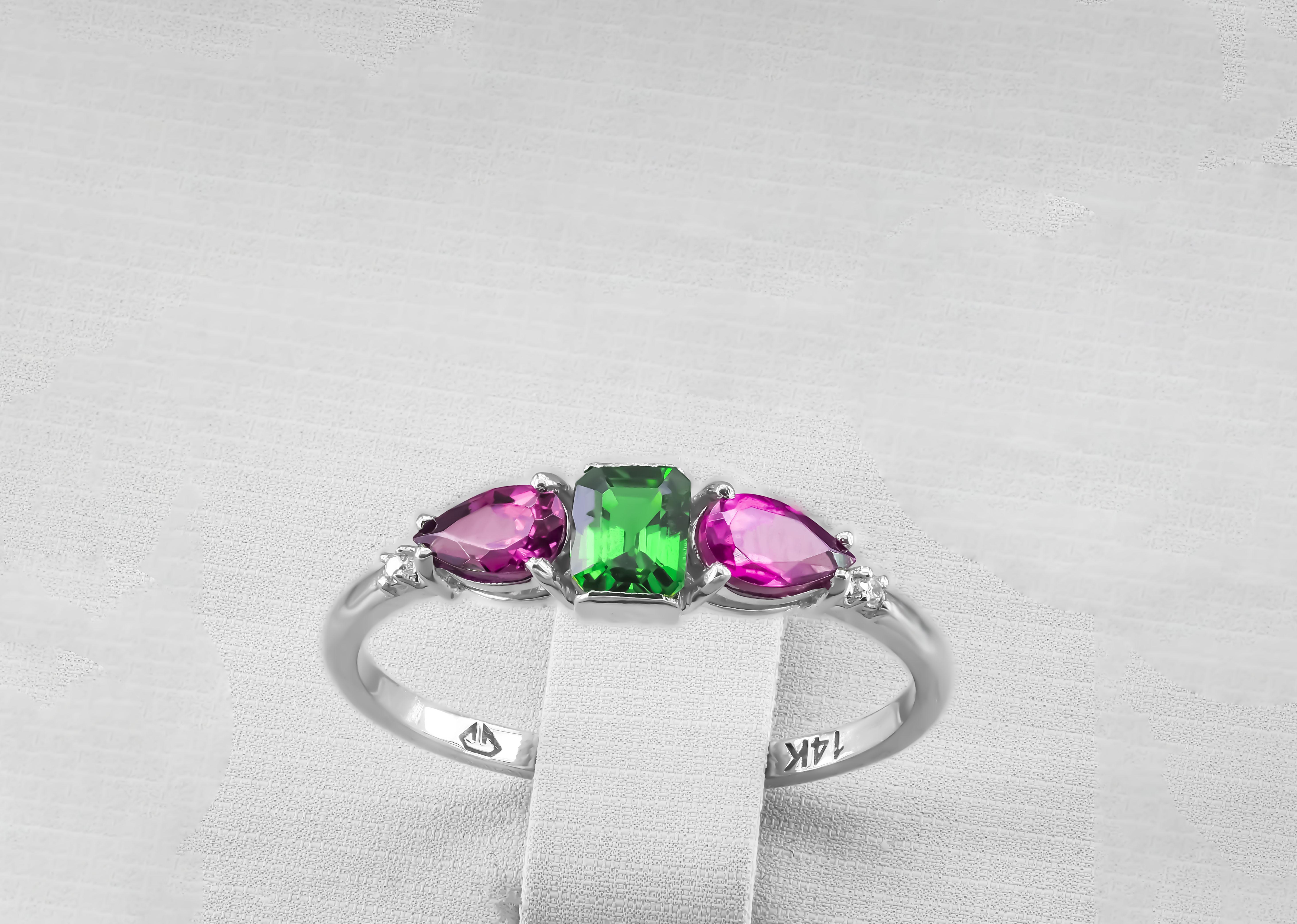 in vendita:  Anello in oro 14k con smeraldo e granato 4