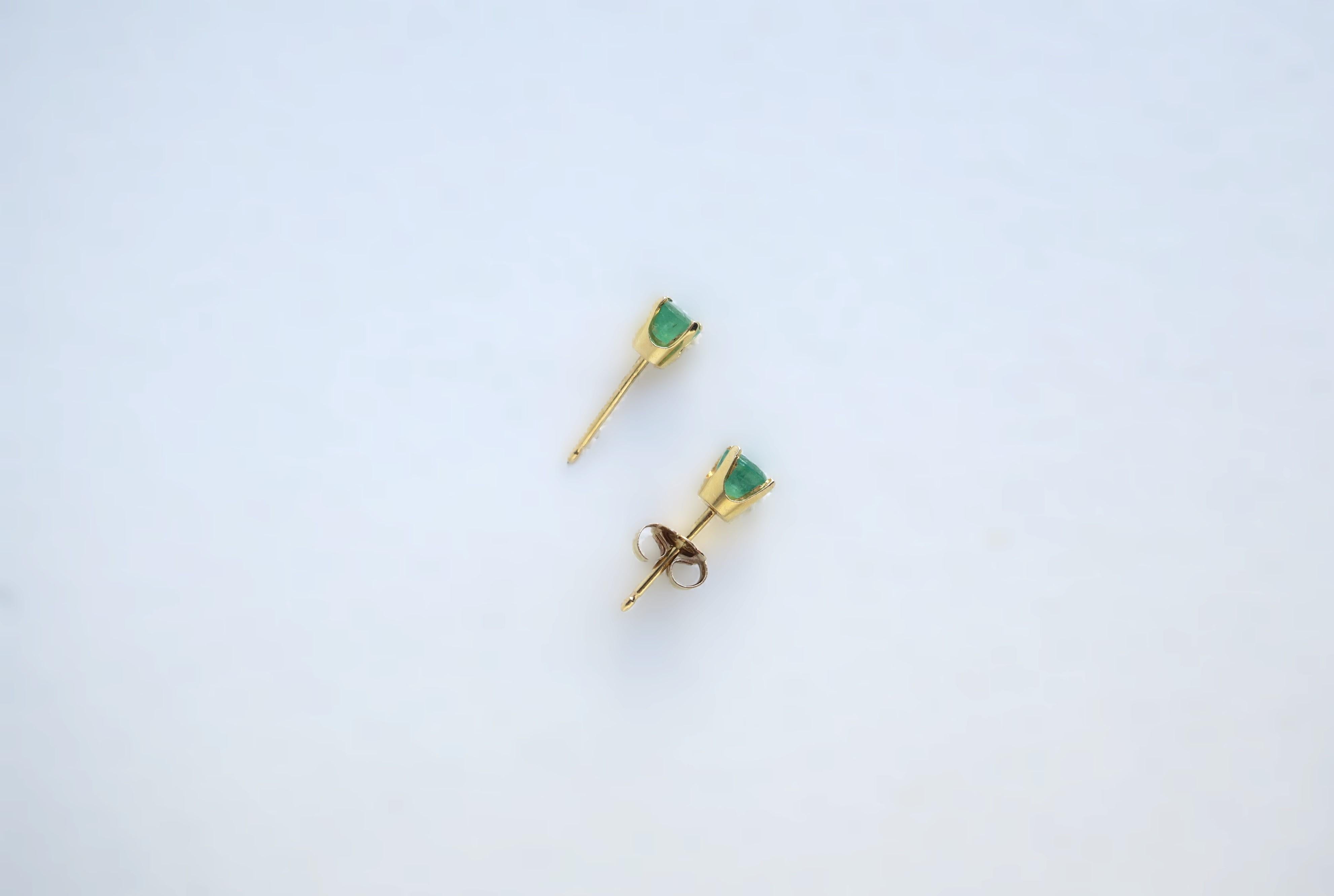 Emerald Gemstone and Gold Stud Earrings In Good Condition For Sale In New York, NY