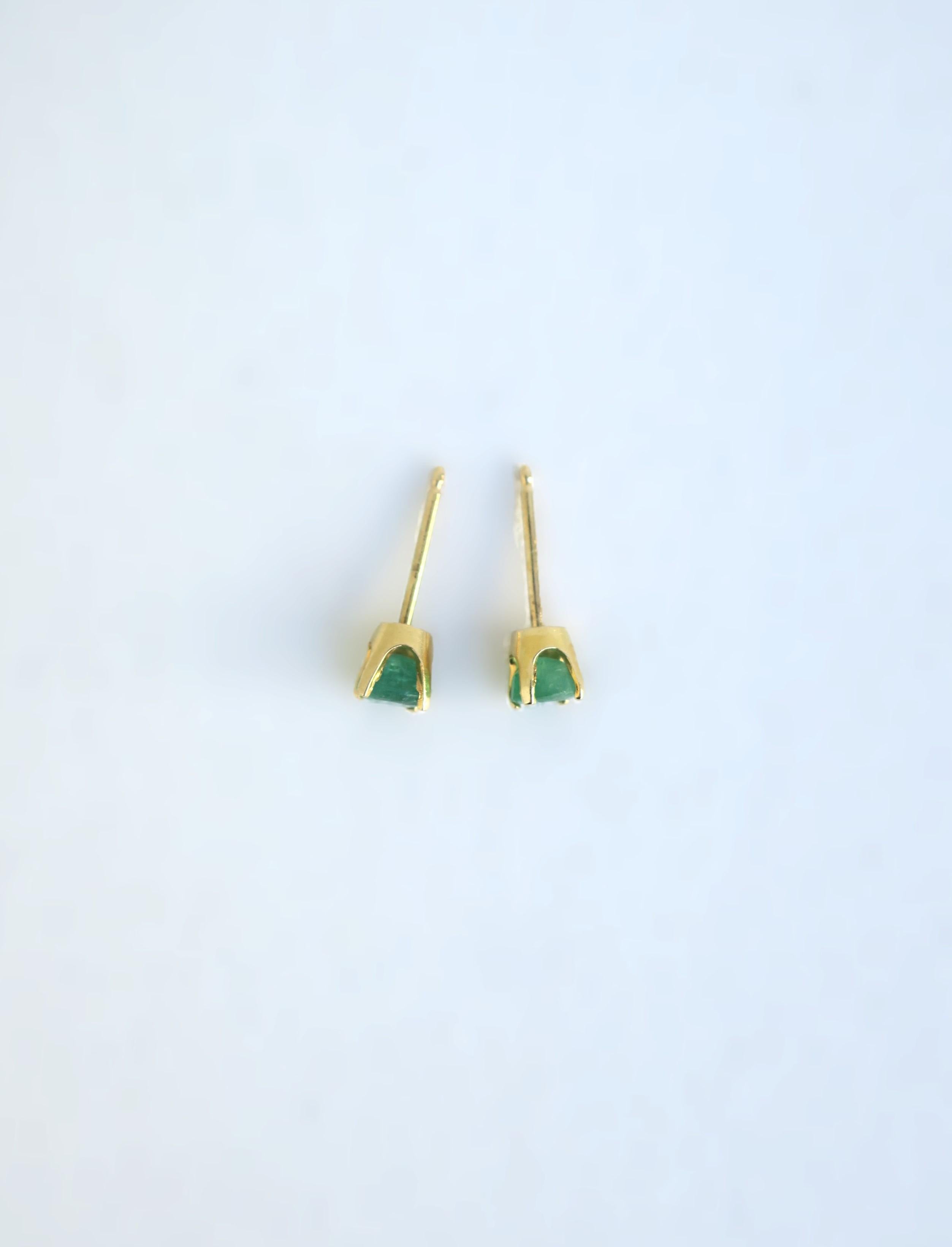 Women's or Men's Emerald Gemstone and Gold Stud Earrings For Sale