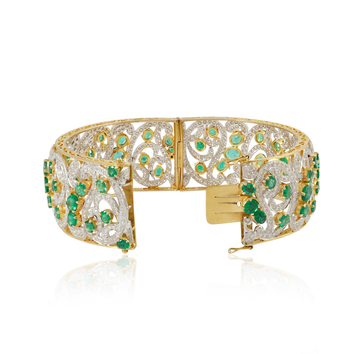 Item Code :- CN-16522
Gross Wt. :- 82.48 gm
18k Yellow Gold Wt. :- 76.46 gm
Diamond Wt. :- 14.1 Ct. ( AVERAGE DIAMOND CLARITY SI1-SI2 & COLOR H-I )
Emerald Wt. :- 16 Ct.
Bangle Size :- 60.45 x 60.45 mm approx.
✦ Sizing
.....................
We can