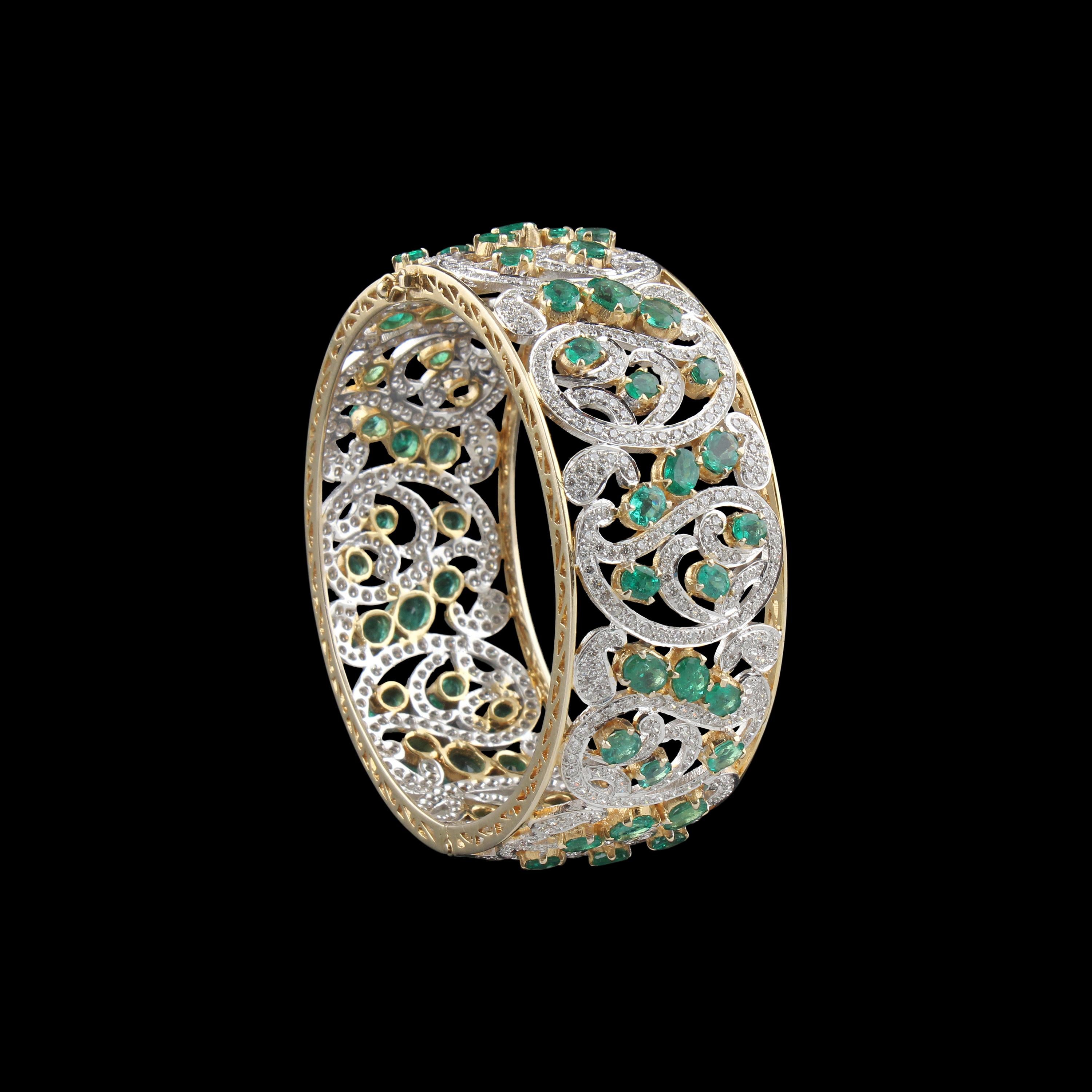 Modern Emerald Gemstone Bangle Diamond Bracelet 18 Karat Yellow Gold Handmade Jewelry For Sale