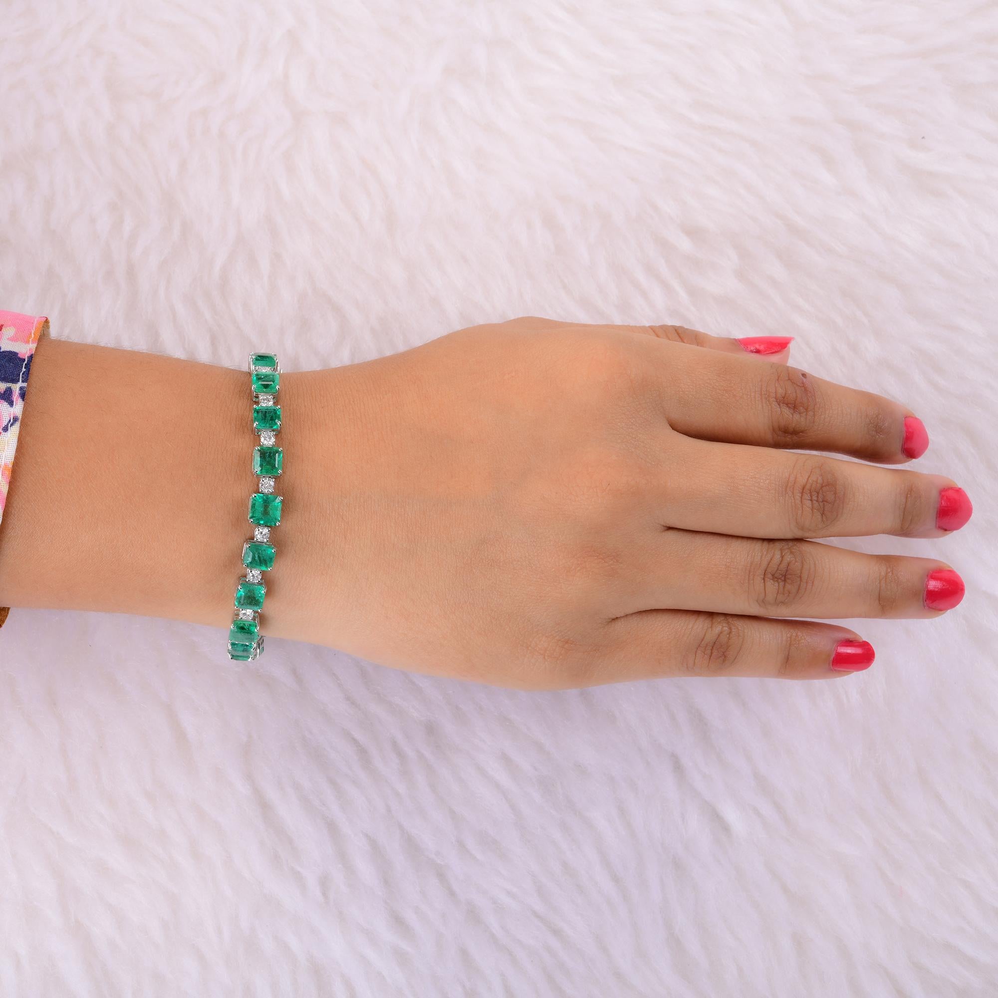 Emerald Gemstone Bracelet Round Diamond 18 Karat White Gold Handmade Jewelry In New Condition For Sale In Diera, Dubai