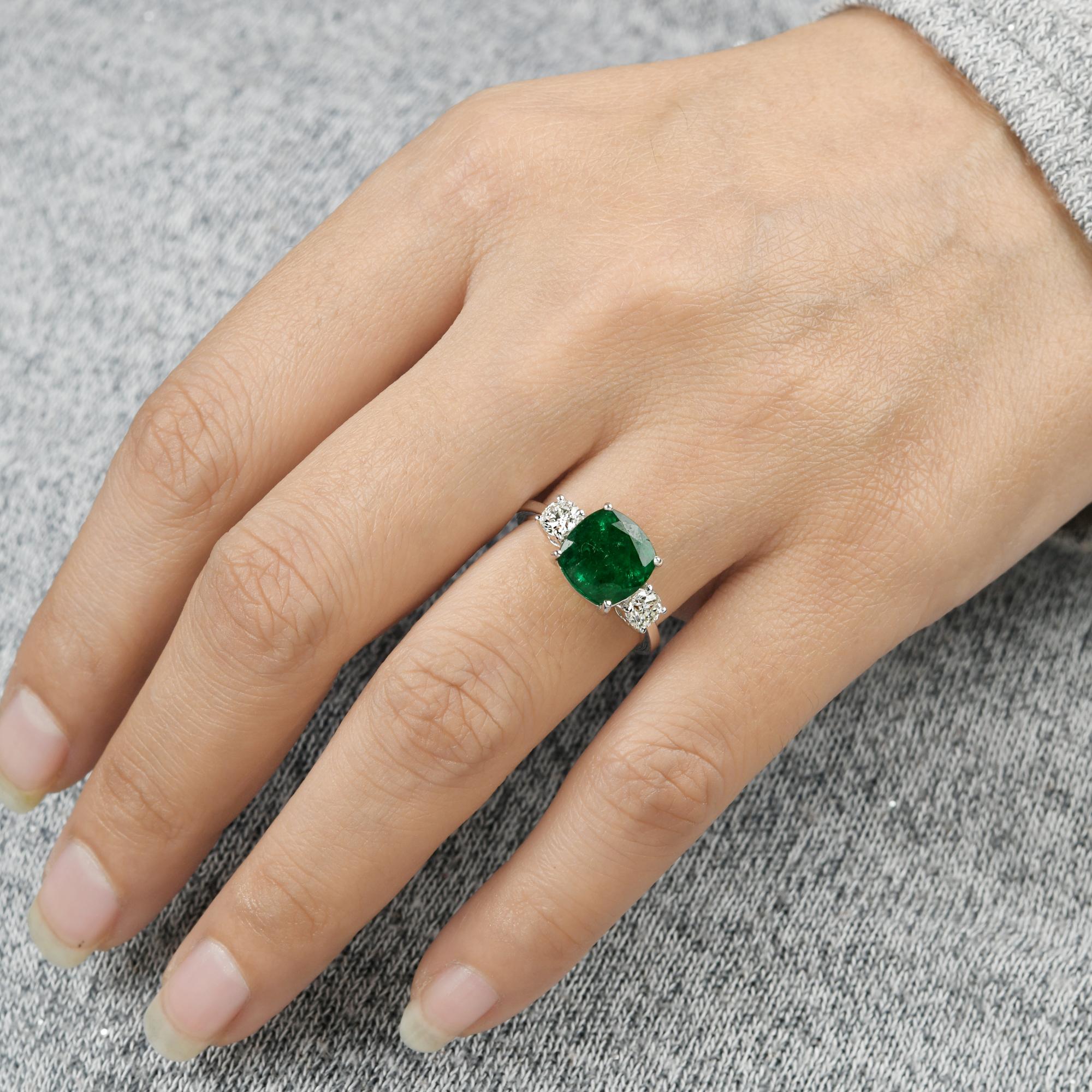 En vente :  Bague cocktail en or blanc 18 carats avec diamants et émeraude, faite à la main, bijouterie d'art 5