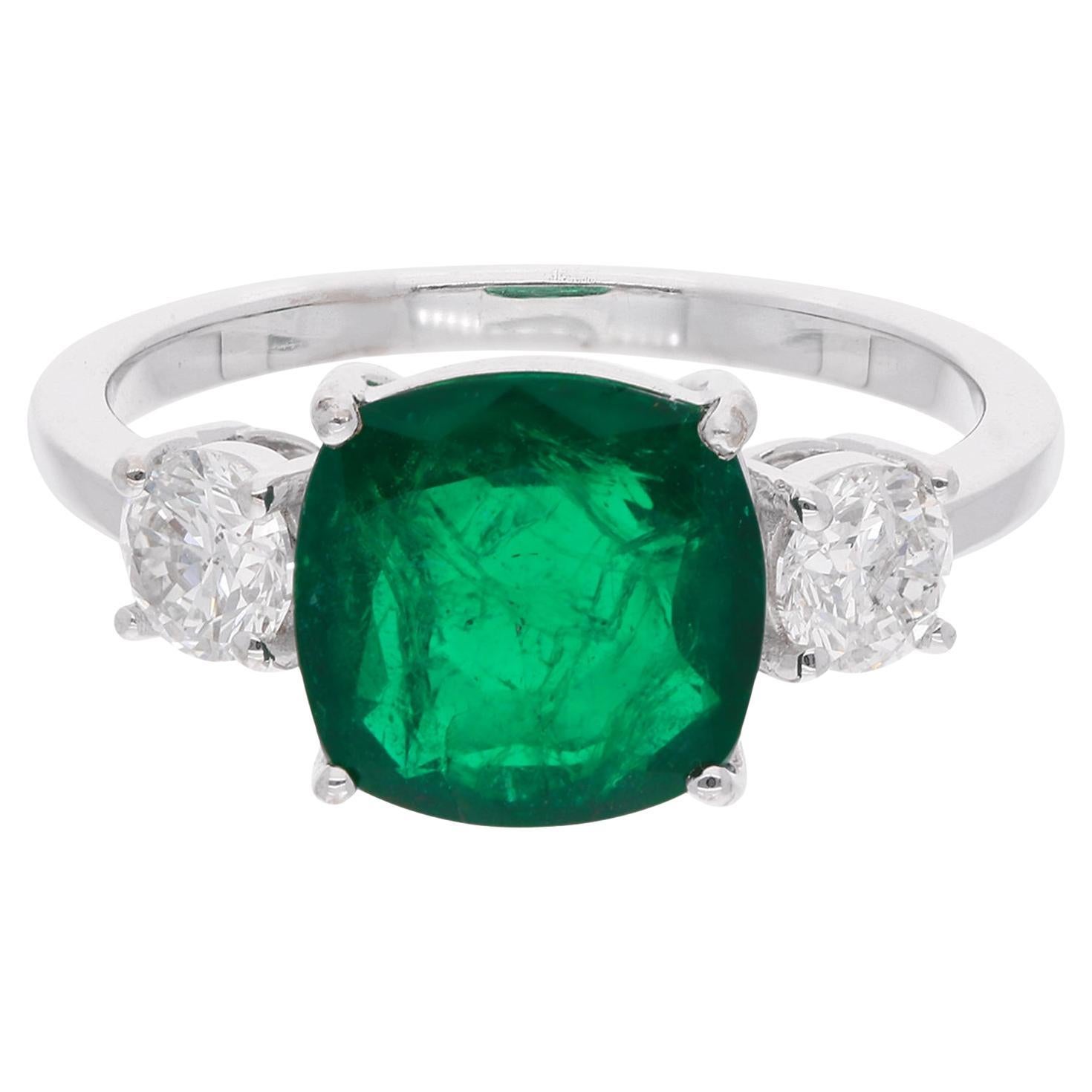 Im Angebot: Smaragd-Edelstein-Cocktailring mit Diamant aus 18 Karat Weißgold, handgefertigter feiner Schmuck ()