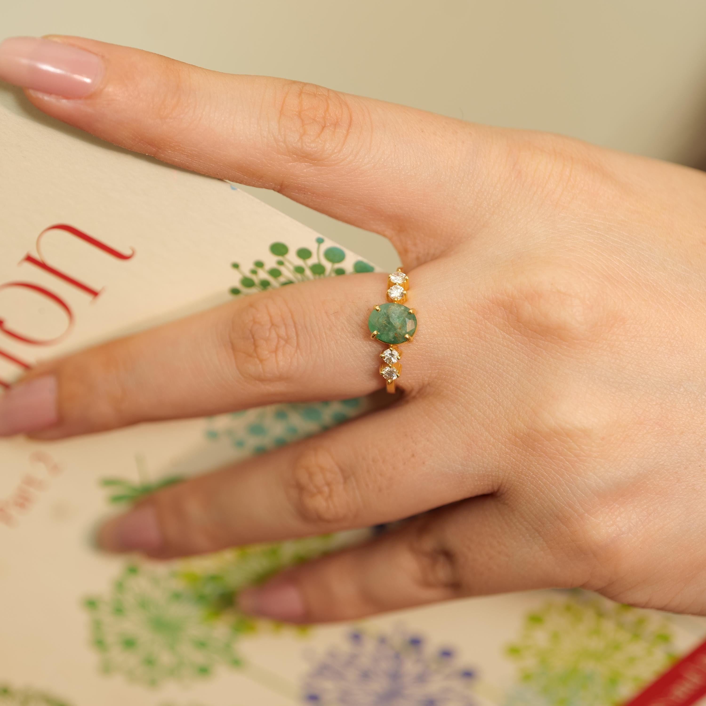 Taglio ovale Anello di fidanzamento con diamante e pietra smeraldo in oro massiccio 14K (certificato) in vendita