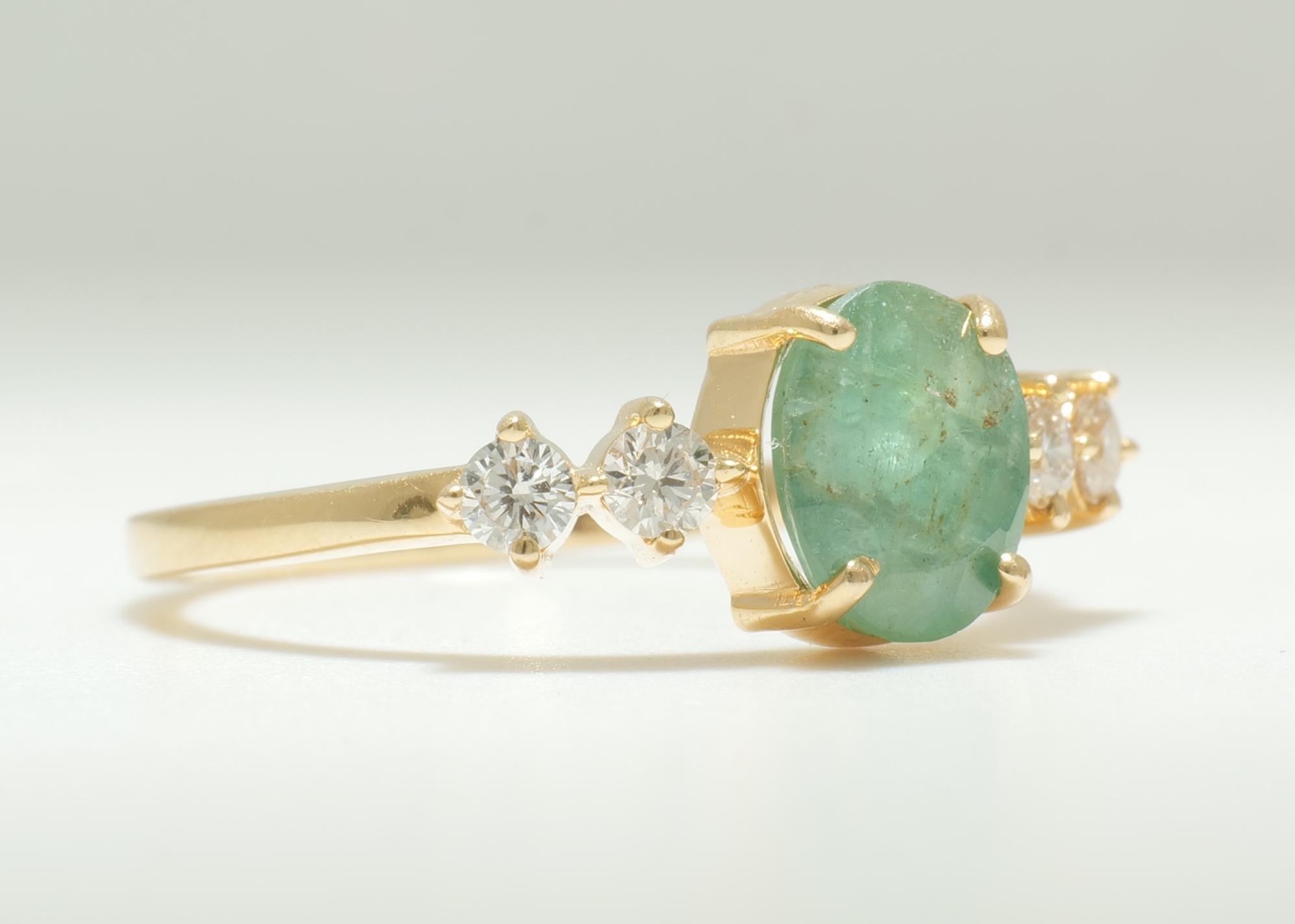 Anello di fidanzamento con diamante e pietra smeraldo in oro massiccio 14K (certificato) In condizioni Nuovo in vendita a New Delhi, DL