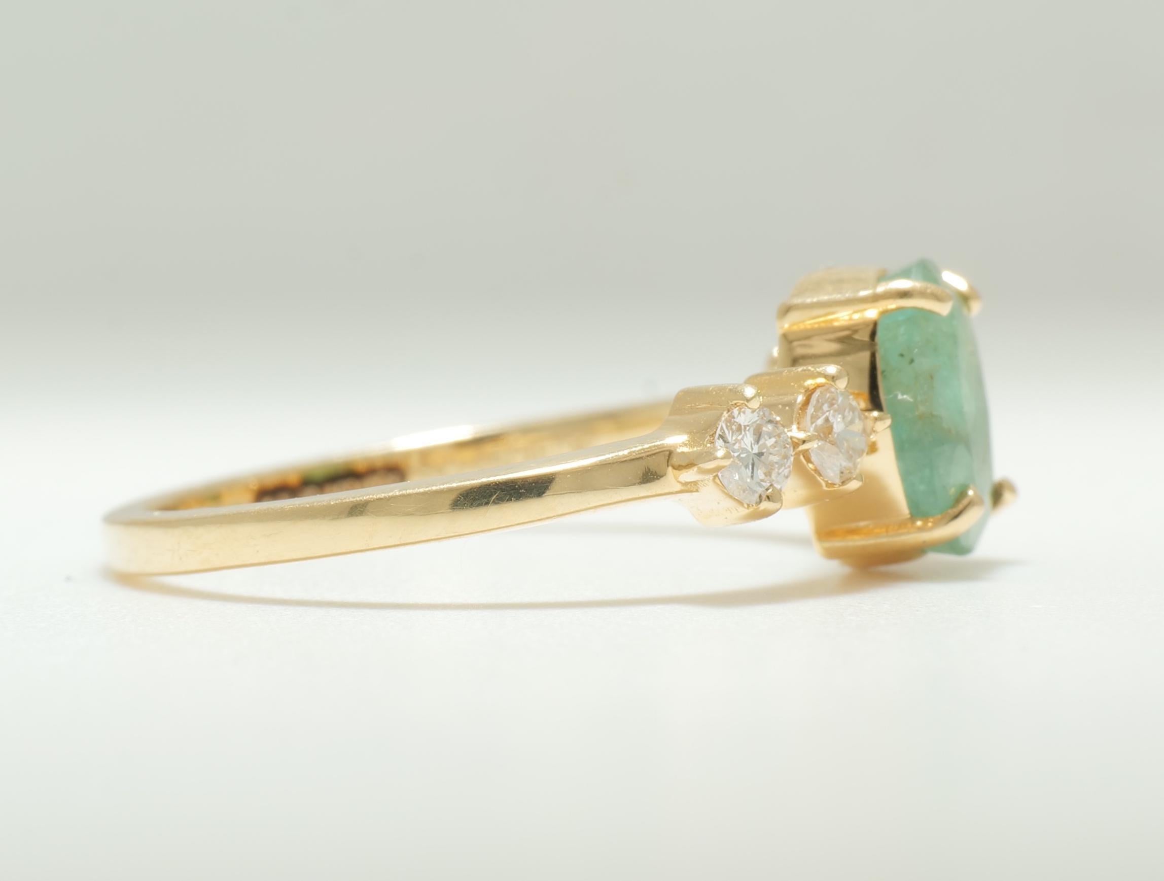 Donna Anello di fidanzamento con diamante e pietra smeraldo in oro massiccio 14K (certificato) in vendita
