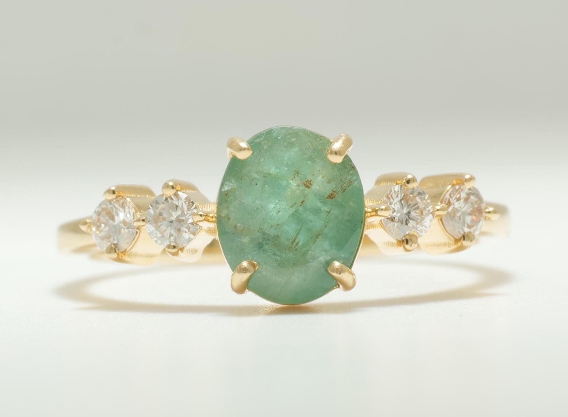 Anello di fidanzamento con diamante e pietra smeraldo in oro massiccio 14K (certificato) in vendita