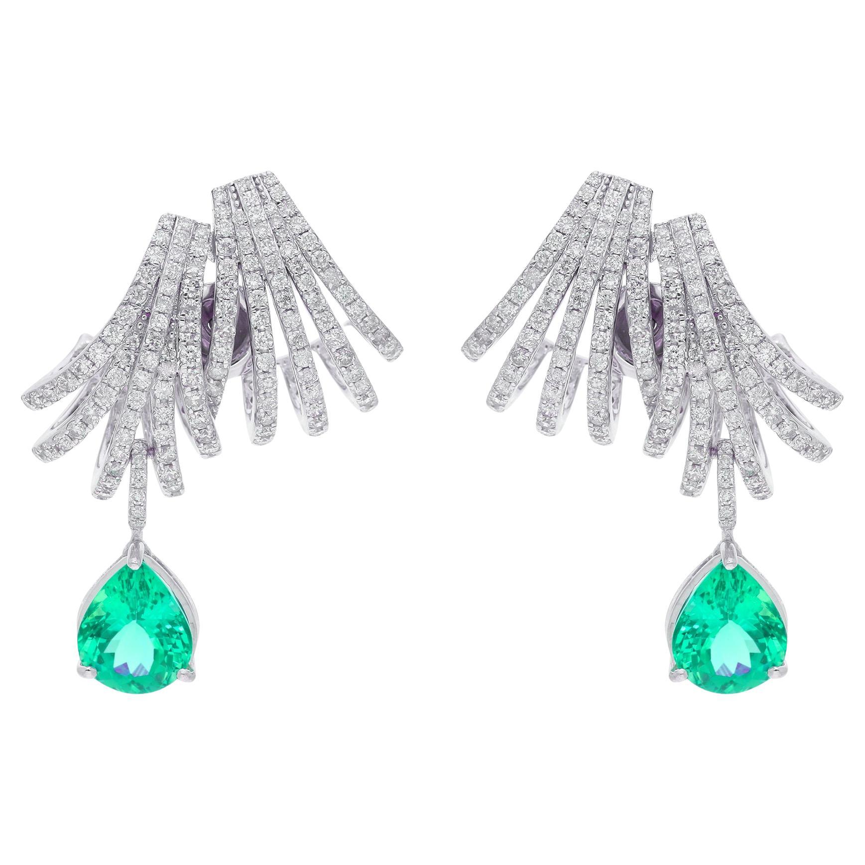 Boucles d'oreilles boucles d'oreilles en or blanc 18 carats avec émeraudes et diamants pavés en vente