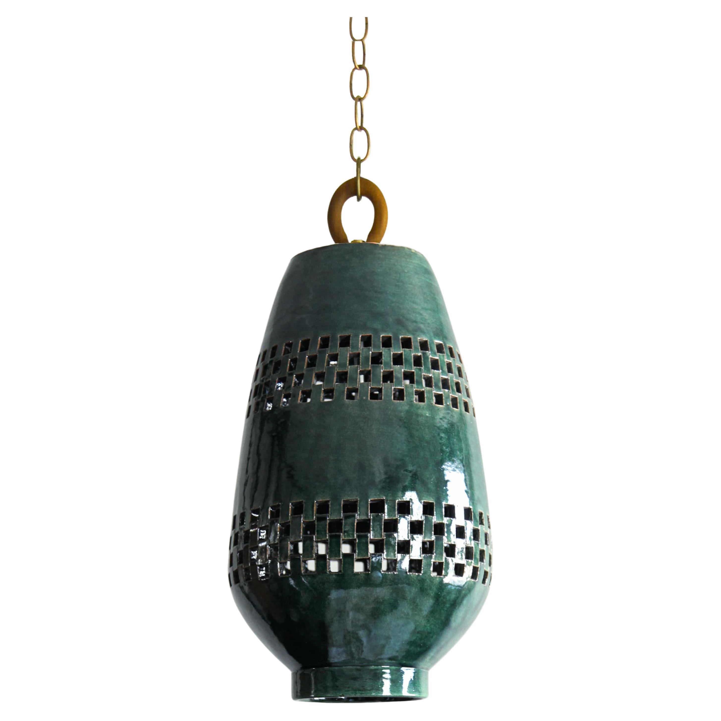 Grande lampe à suspension en céramique émeraude, laiton brossé, collection Ajedrez Atzompa en vente