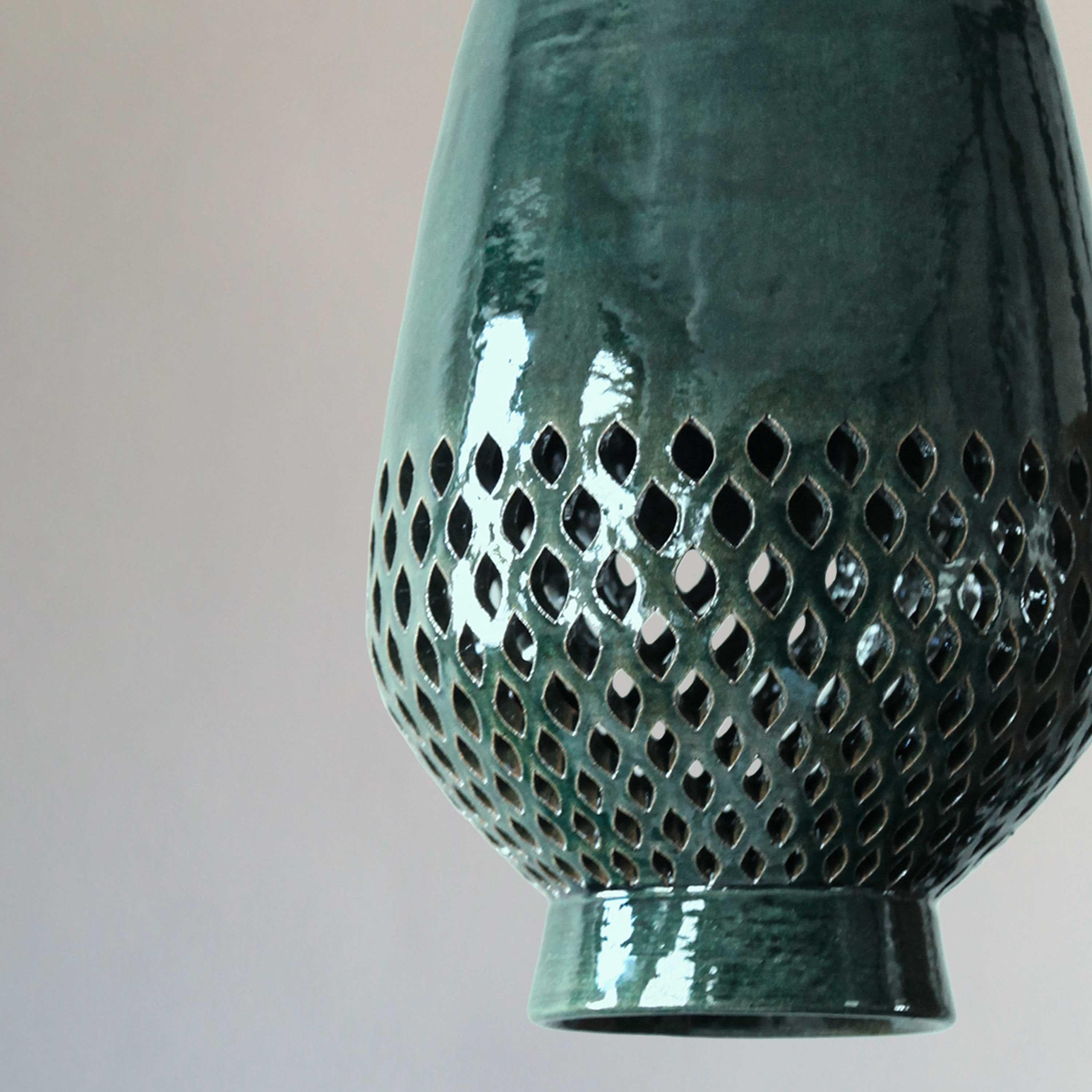 Mid-Century Modern Lampe à suspension en céramique émeraude de taille moyenne, laiton brossé diamants Atzompa Collection en vente