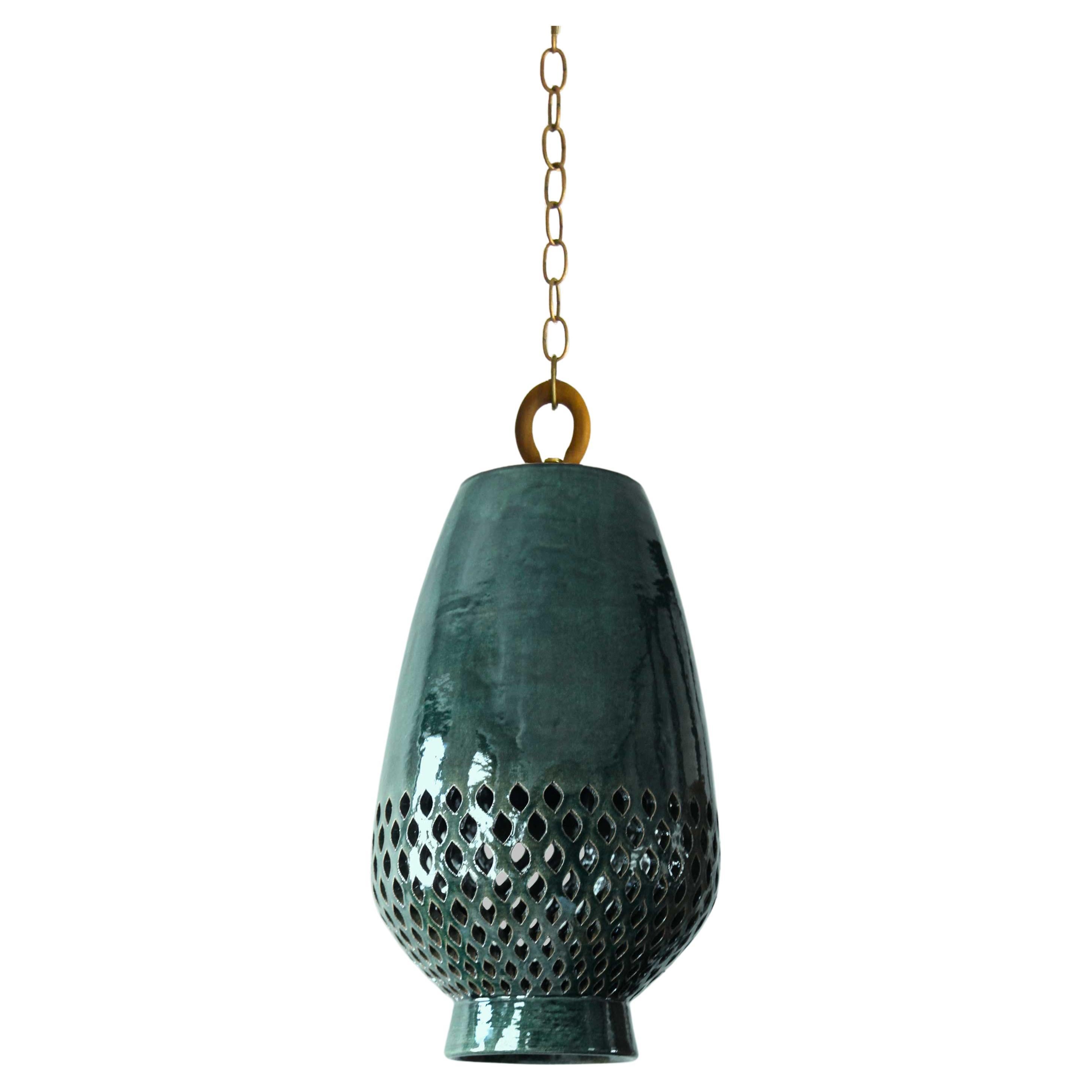 Lampe à suspension en céramique émeraude de taille moyenne, laiton brossé diamants Atzompa Collection en vente