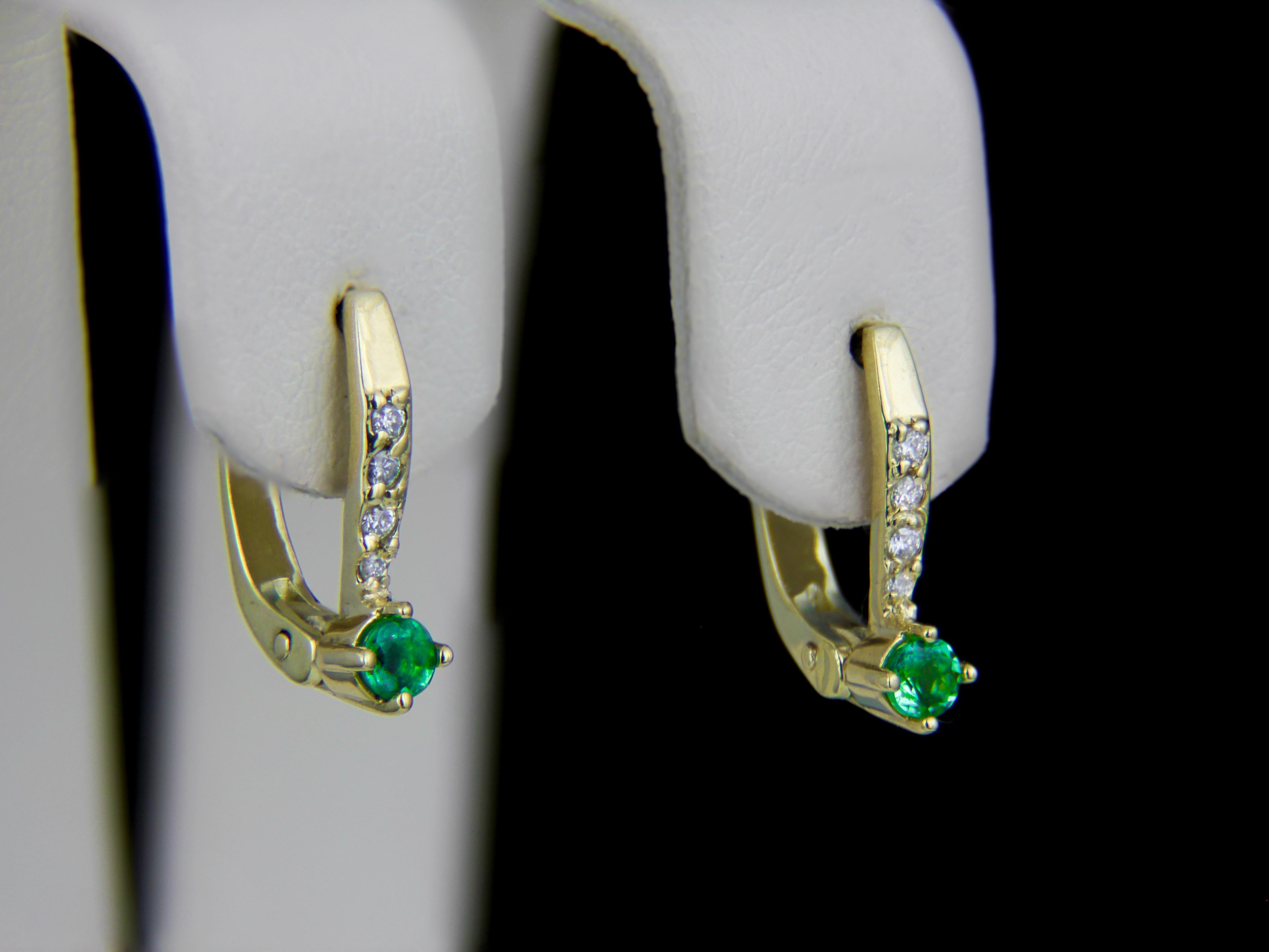 Round Cut Emerald gold earrings.  For Sale