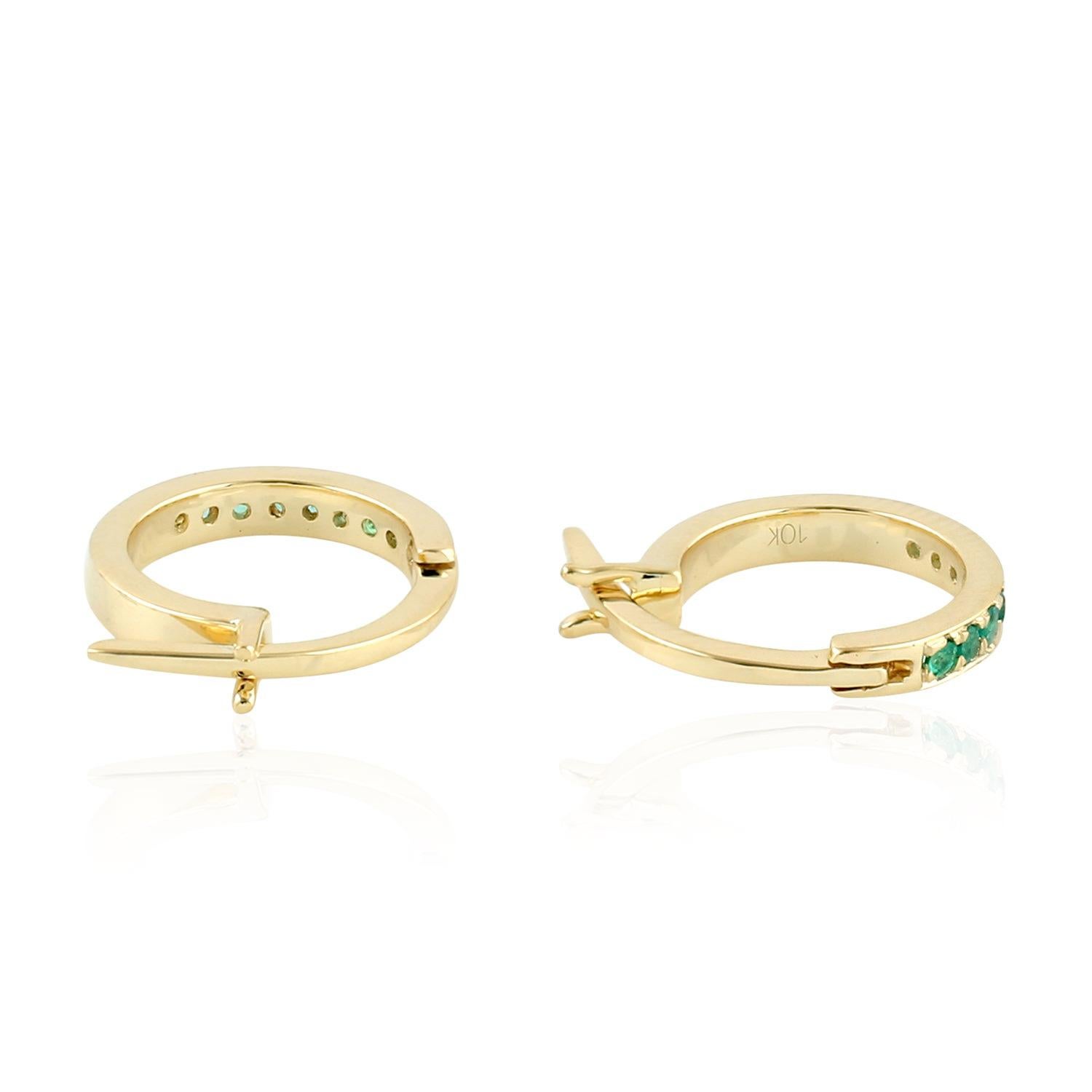 Contemporaneo Orecchini a cerchio Huggie in oro smeraldo in vendita