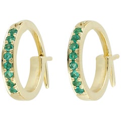 Boucles d'oreilles cerceau Huggie en or et émeraude
