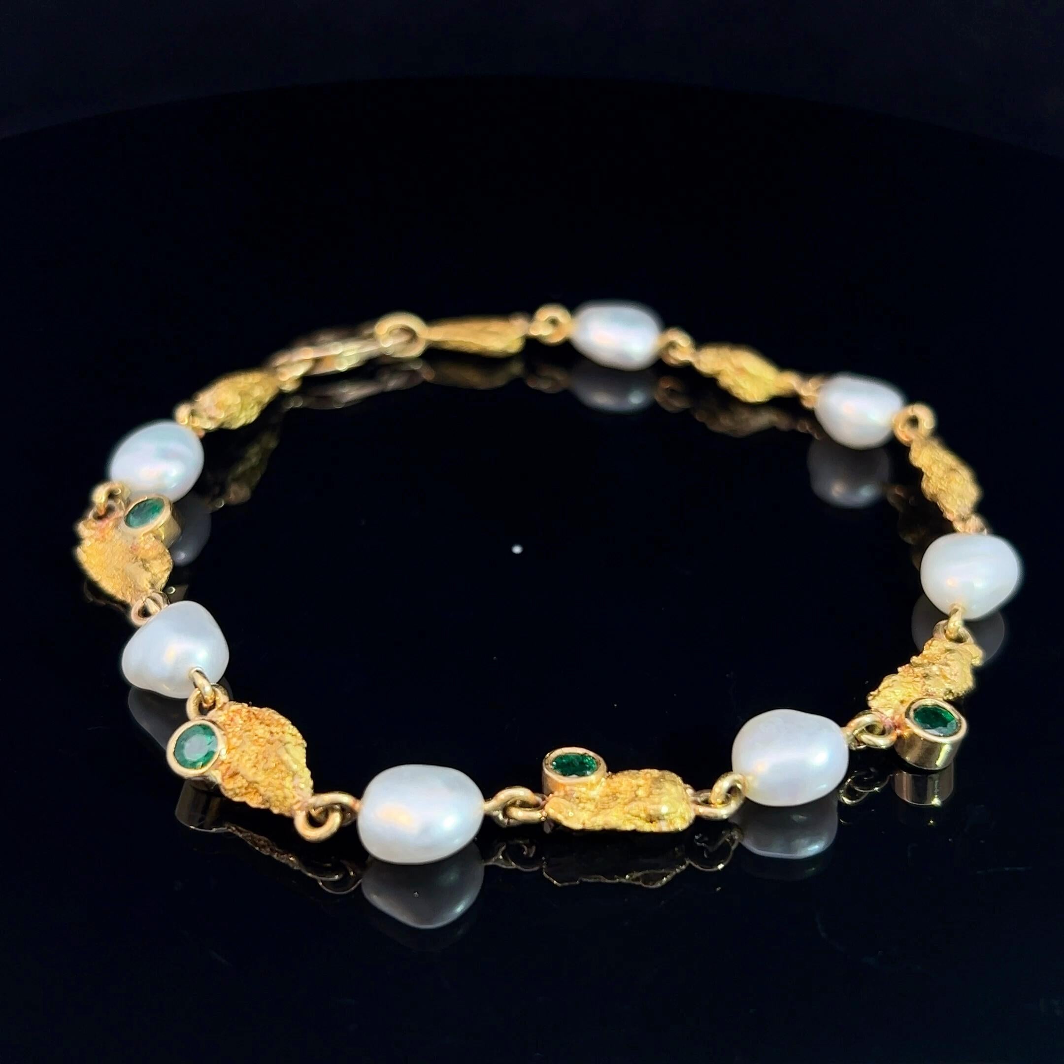 Armband aus Smaragd, Gold Nugget & Keshi-Perlen ca. 2000er Jahre (Rundschliff) im Angebot