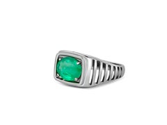 Emerald gold ring.