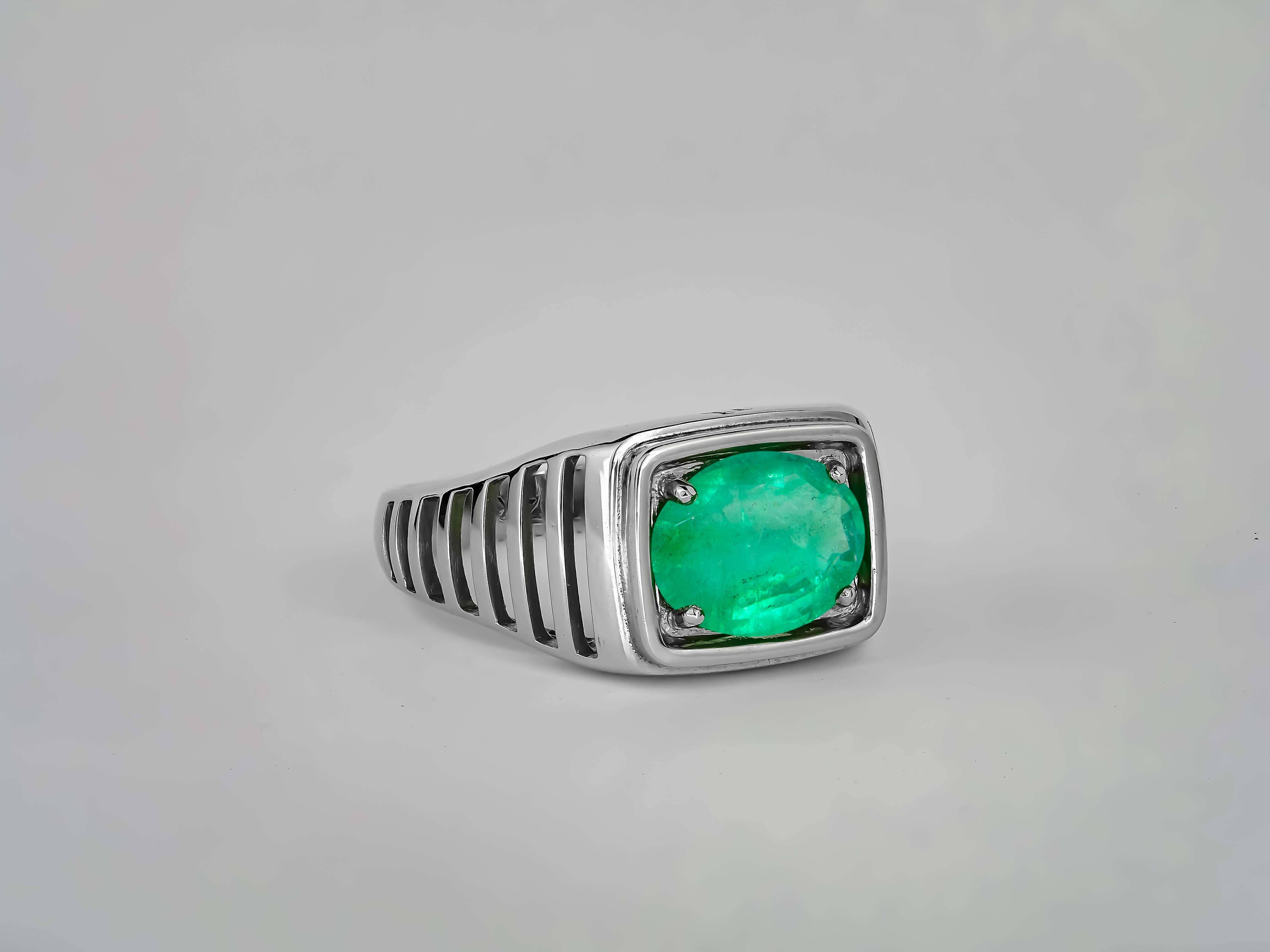 Oval Cut Emerald gold ring.  For Sale