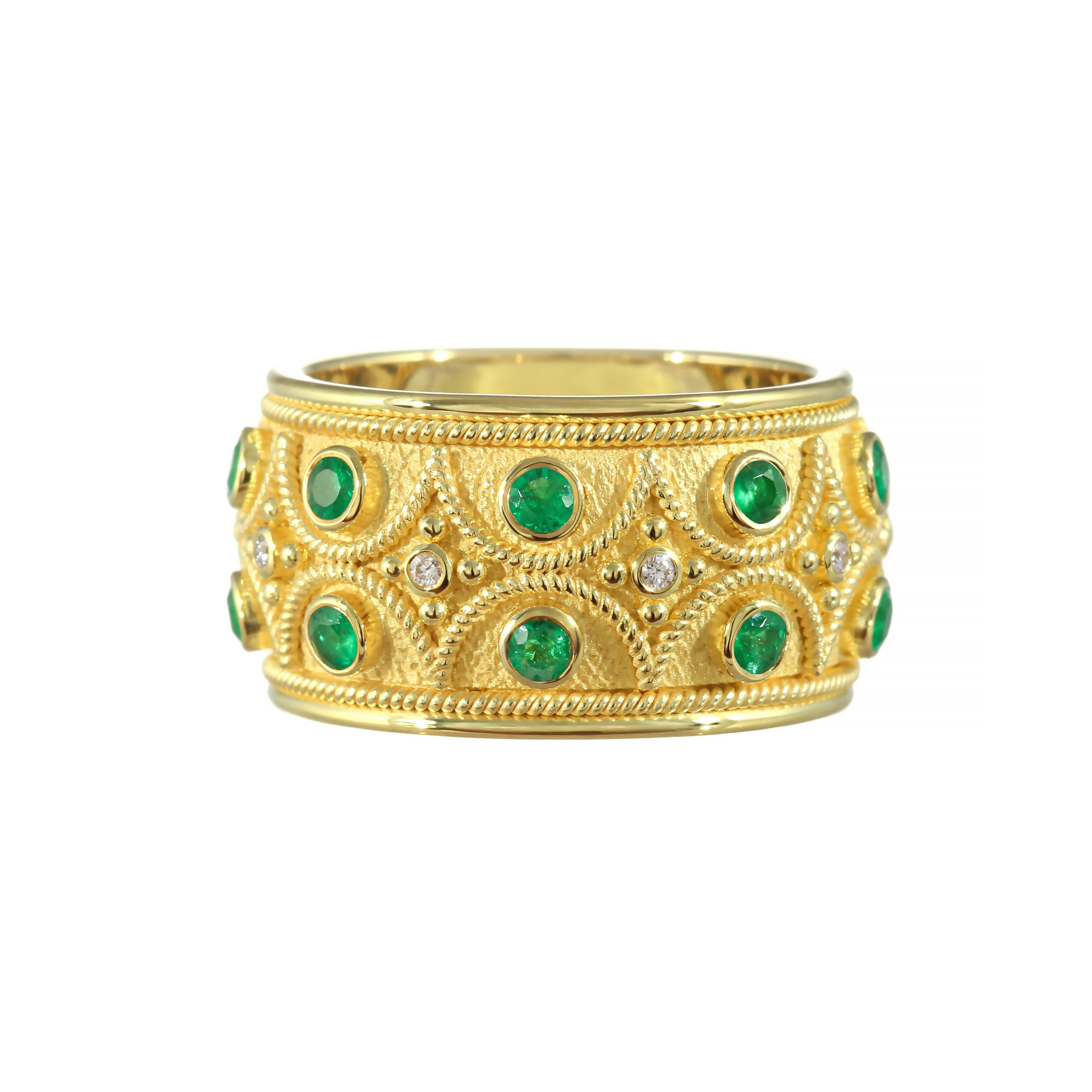 Round Cut Emerald Gold Ring with Brilliance For Sale