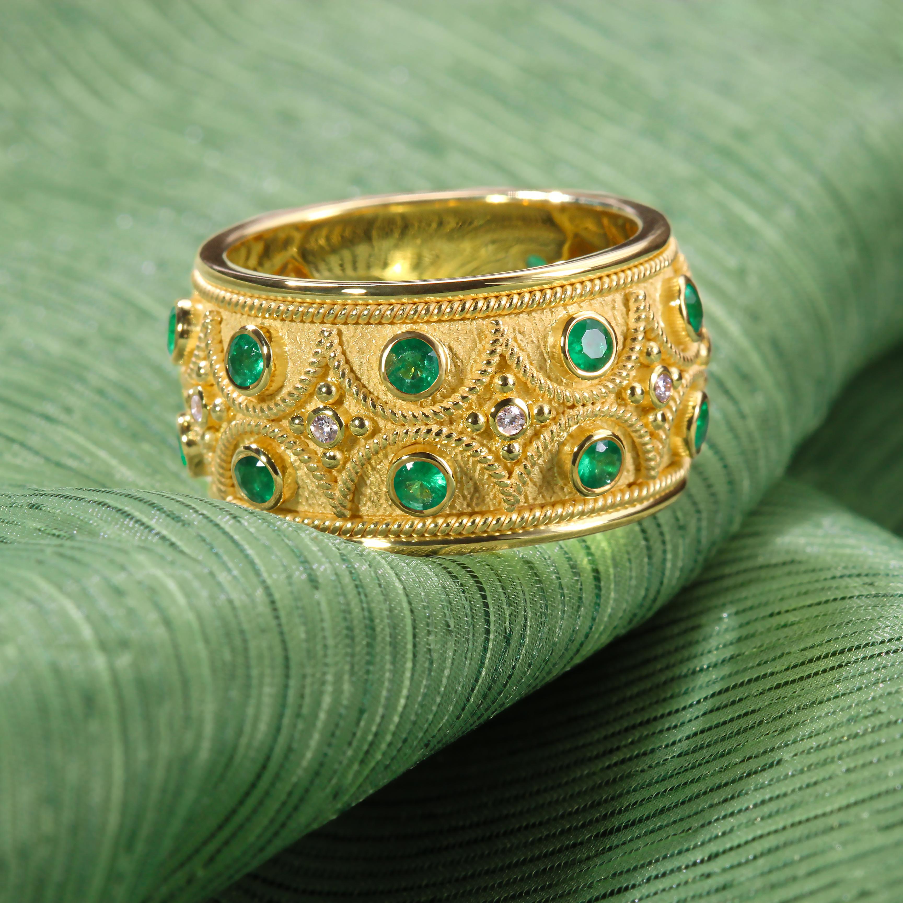 Emerald Gold Ring with Brilliance In New Condition For Sale In Athens, GR