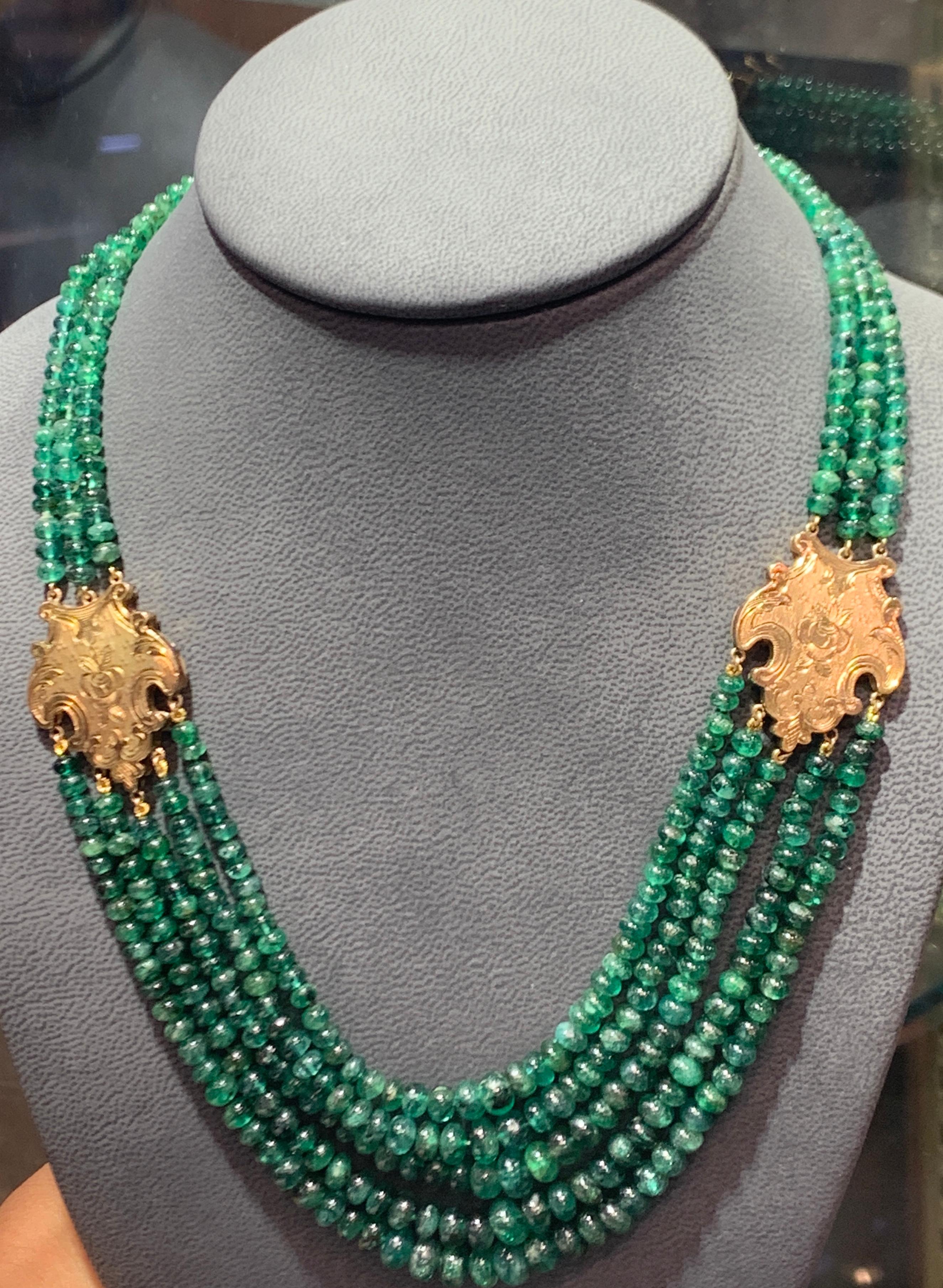 Collier de perles graduées en émeraude
Type d'or : or jaune 14K 
Longueur du collier : 18 pouces
Longueurs des brins
1er en partant du bas :  8