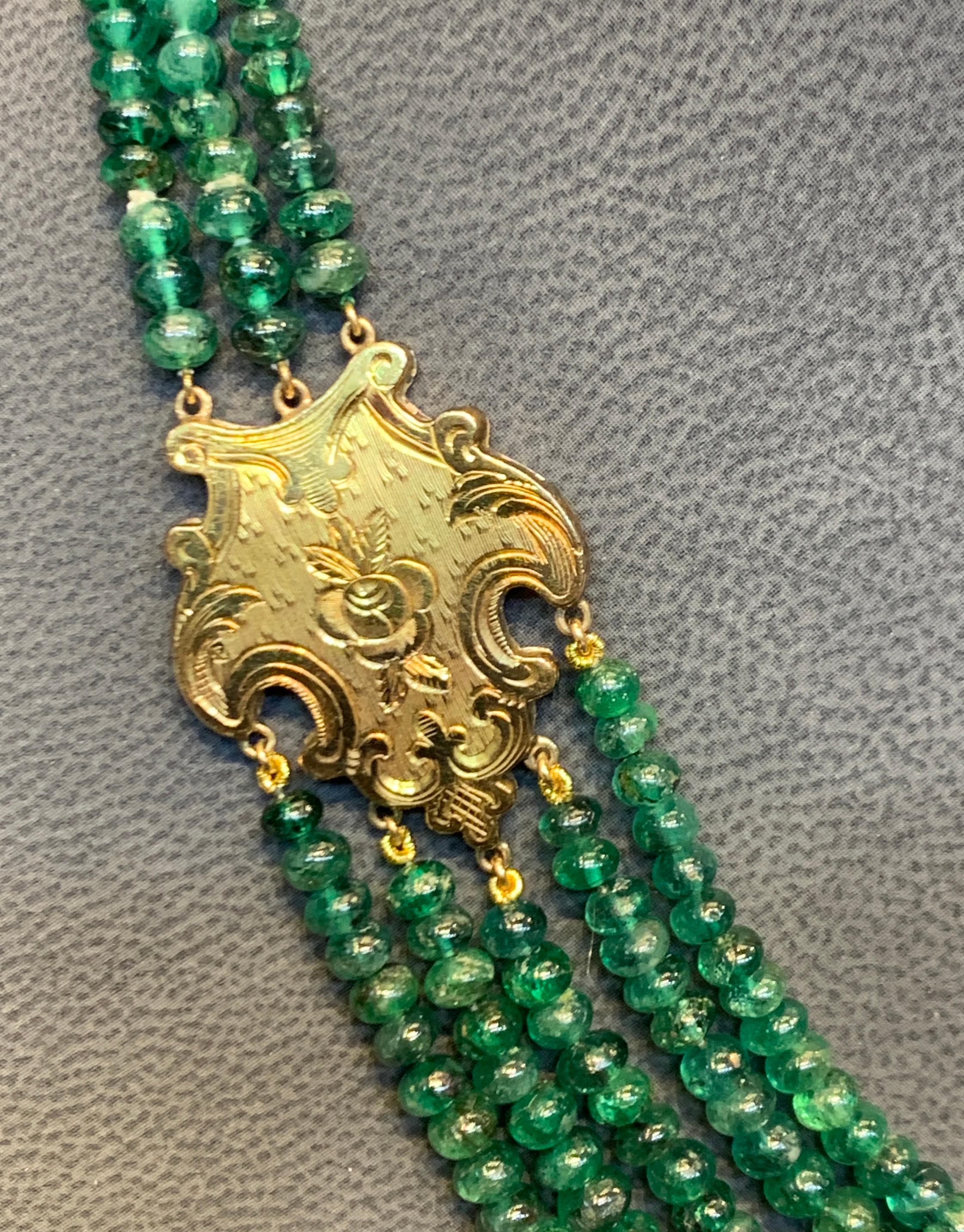 Collier de perles graduées en émeraudes Excellent état - En vente à New York, NY