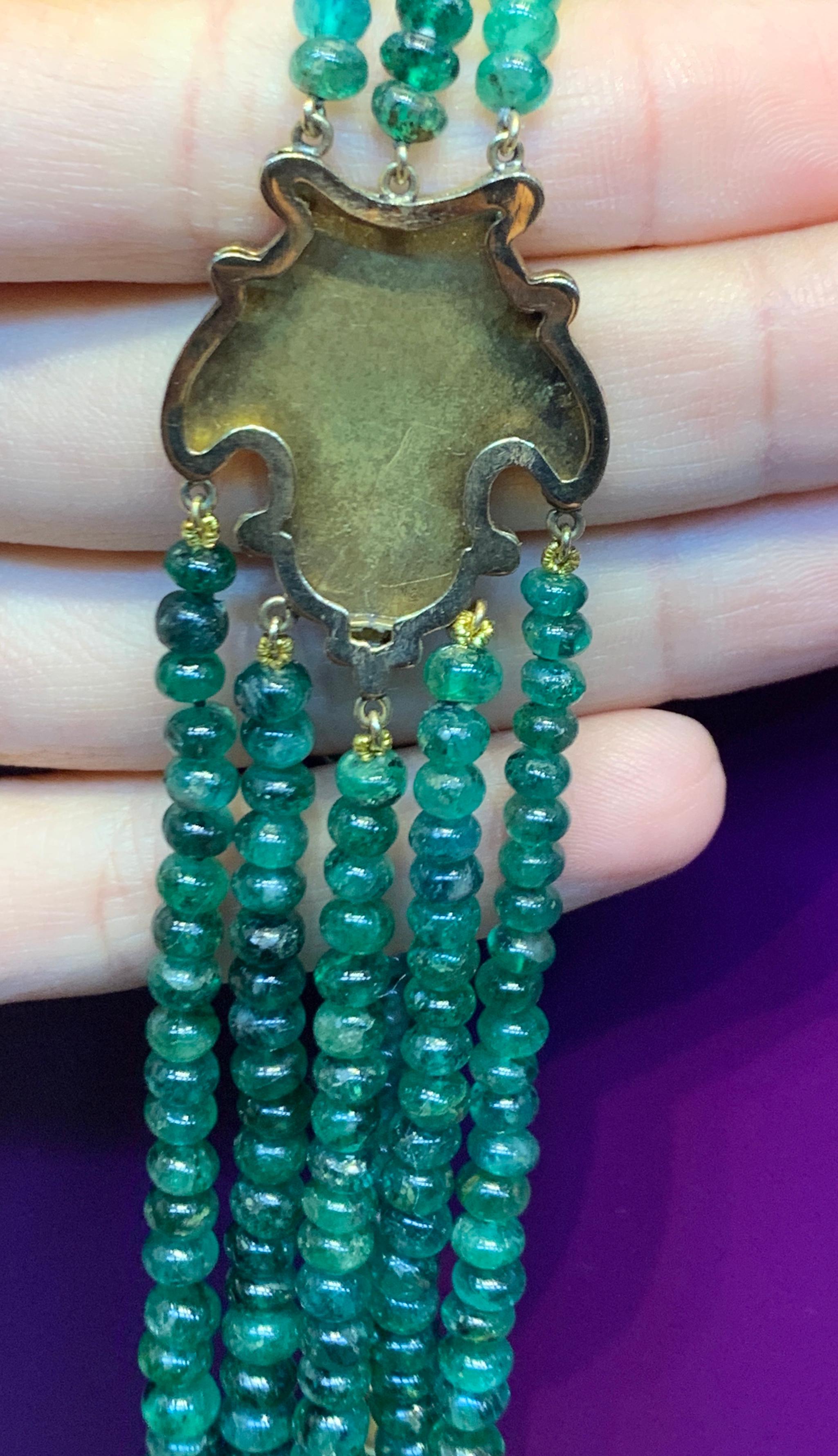 Collier de perles graduées en émeraudes en vente 2