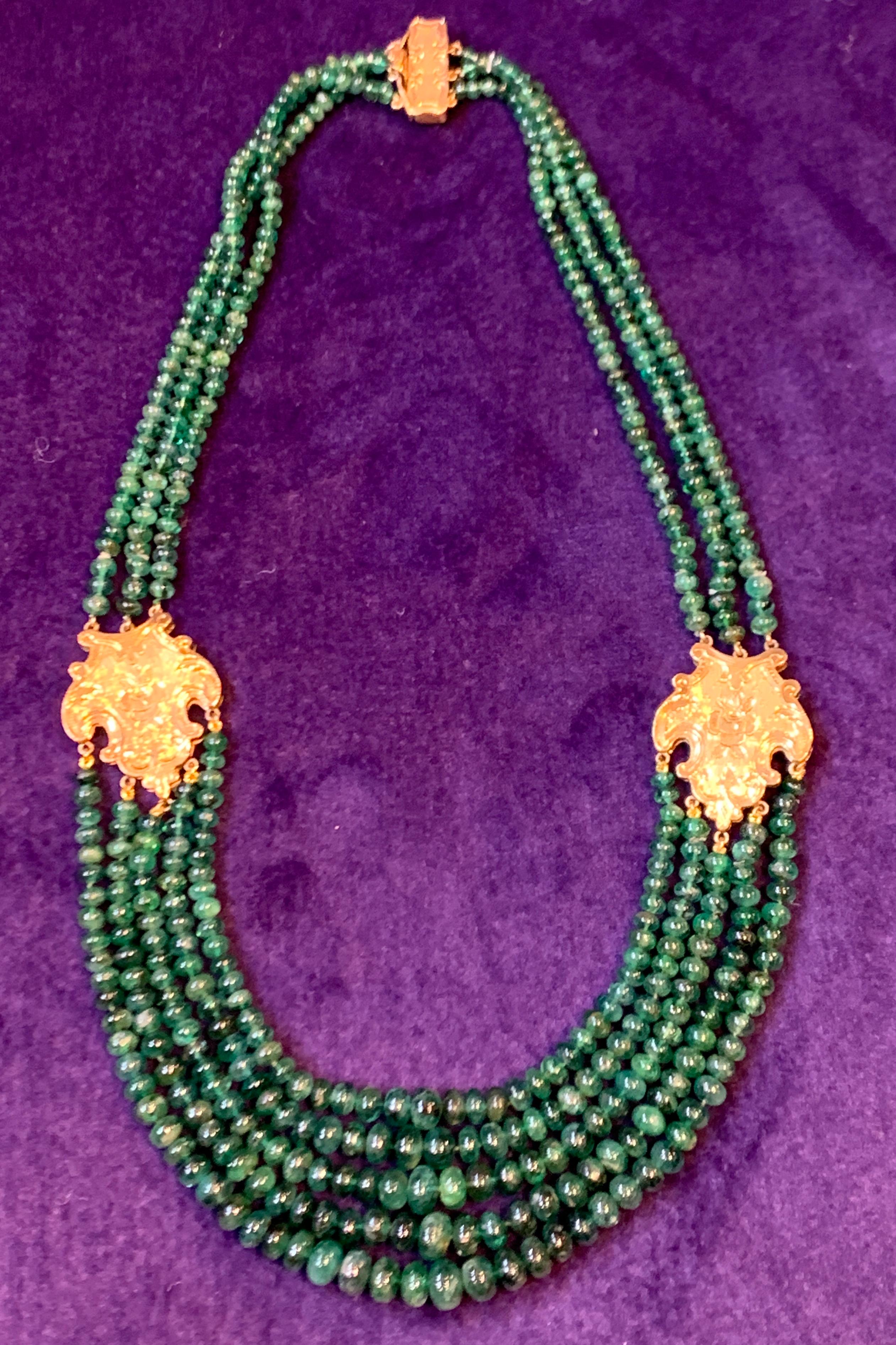 Collier de perles graduées en émeraudes en vente 3