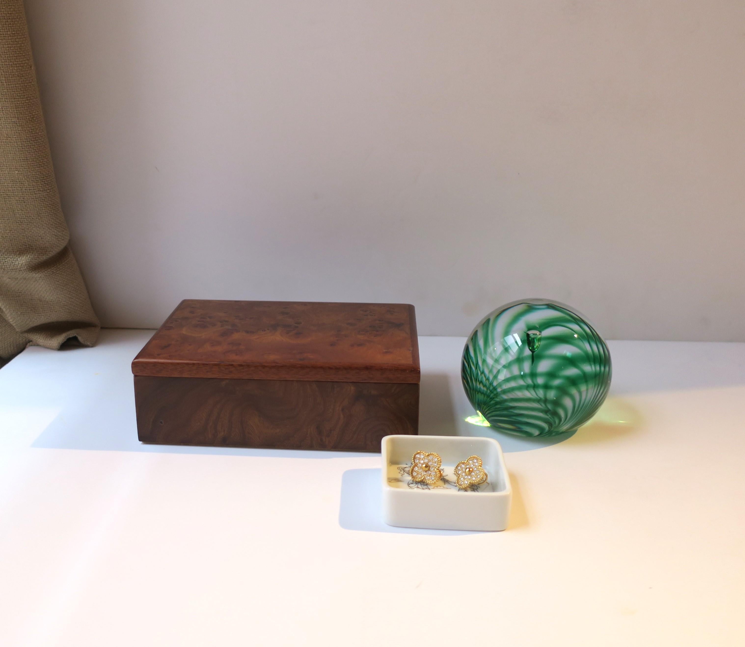Emerald Green Art Glass Ball Sphere Paperweight Decorative Object In Good Condition For Sale In New York, NY