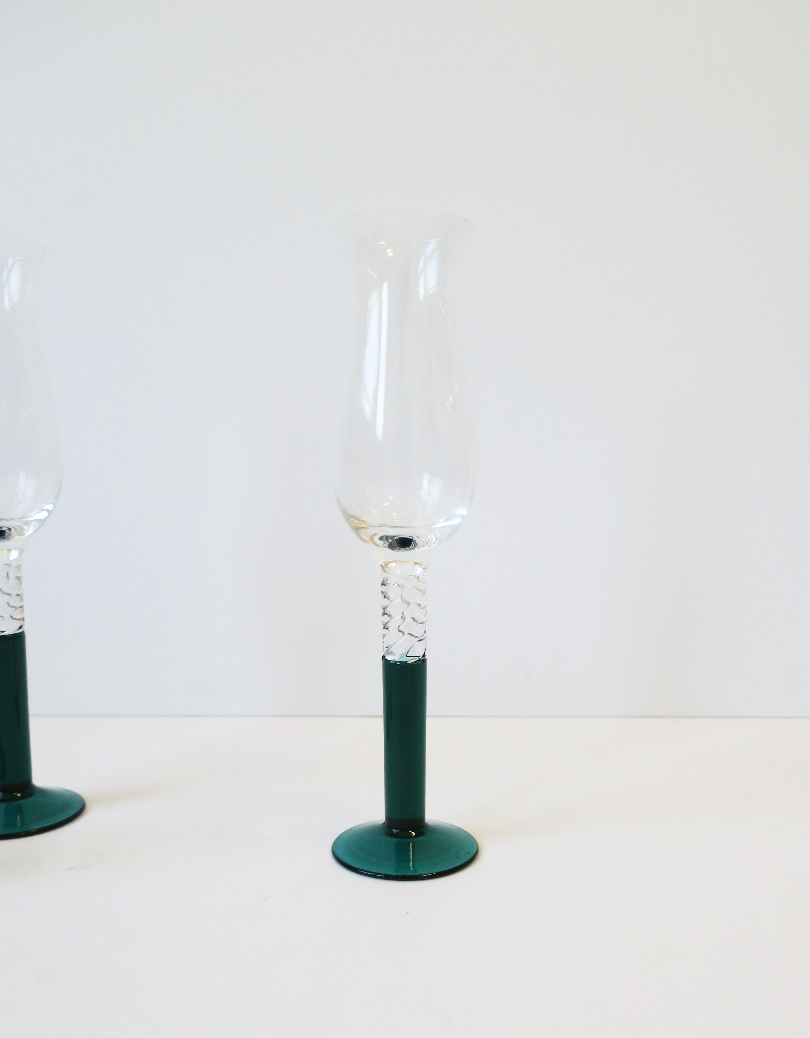 Champagne Flutes Glasses in Emerald Green Art Glass, circa 1990s, Set of 3 For Sale 1