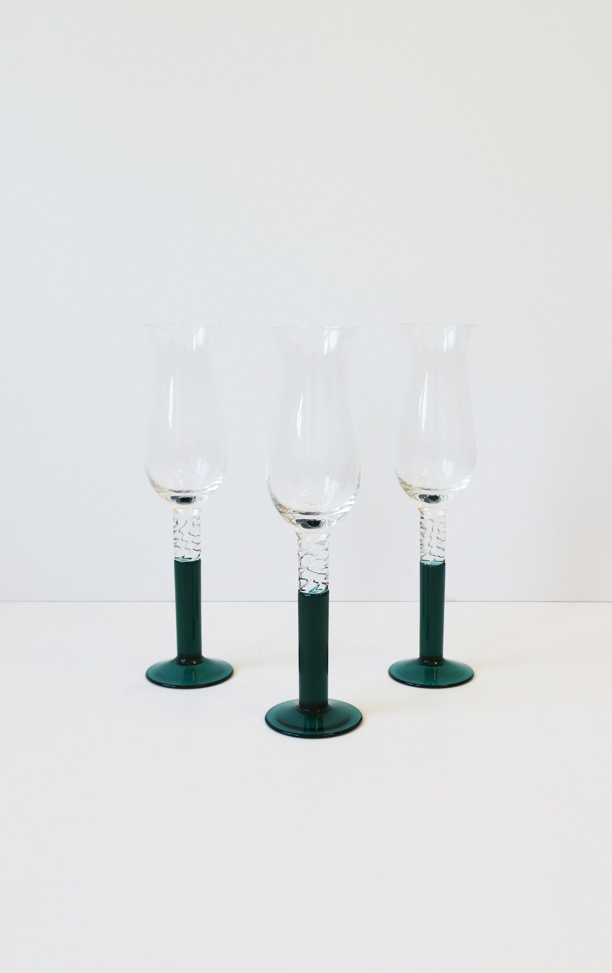 Postmoderne Verres  champagne en verre d'art vert meraude, annes 1990, lot de 3 en vente