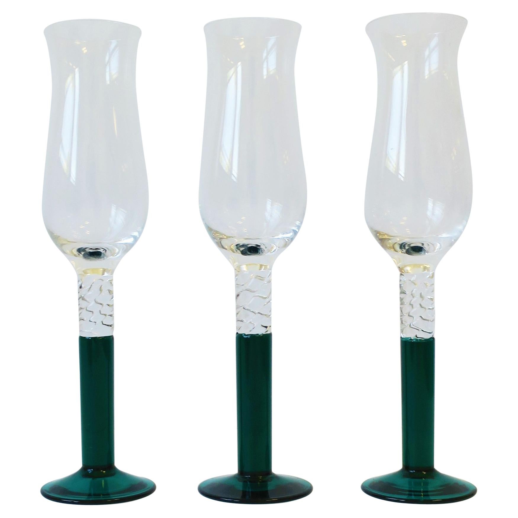 Champagne Flutes Glasses in Emerald Green Art Glass, circa 1990s, Set of 3 For Sale