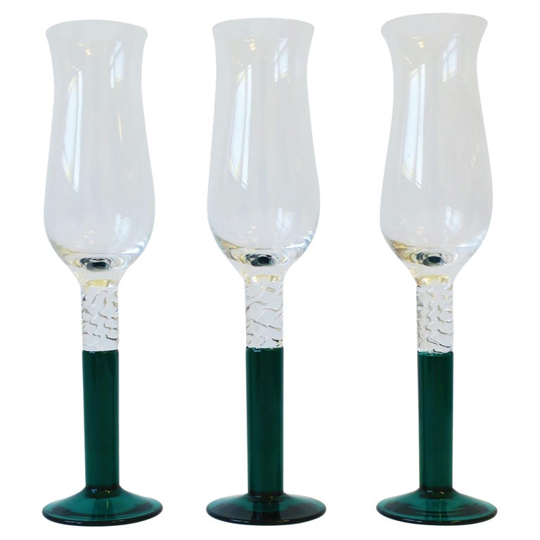 https://a.1stdibscdn.com/emerald-green-art-glass-champagne-flutes-glasses-circa-1990s-set-of-3-for-sale/1121189/f_242529521624468465015/24252952_master.jpg?width=768