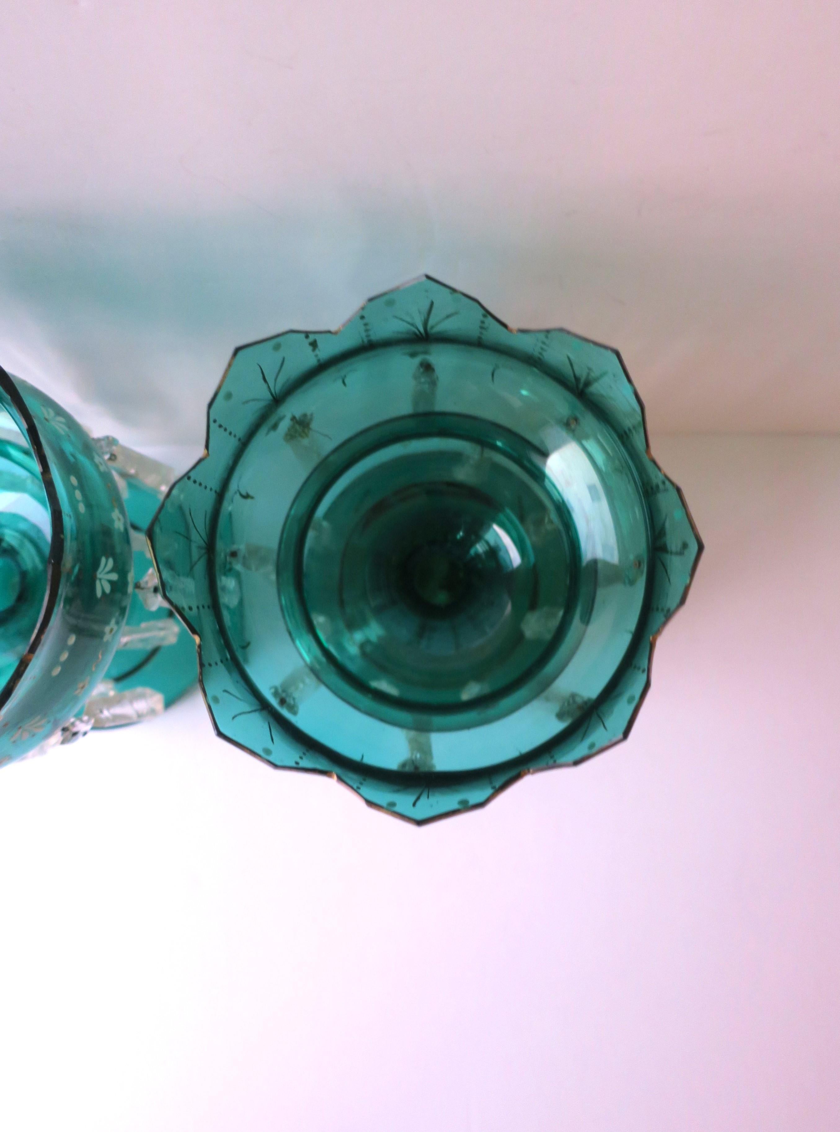 Coppia di lustrini in vetro e cristallo verde smeraldo di Boemia, circa 19° sec. in vendita 3