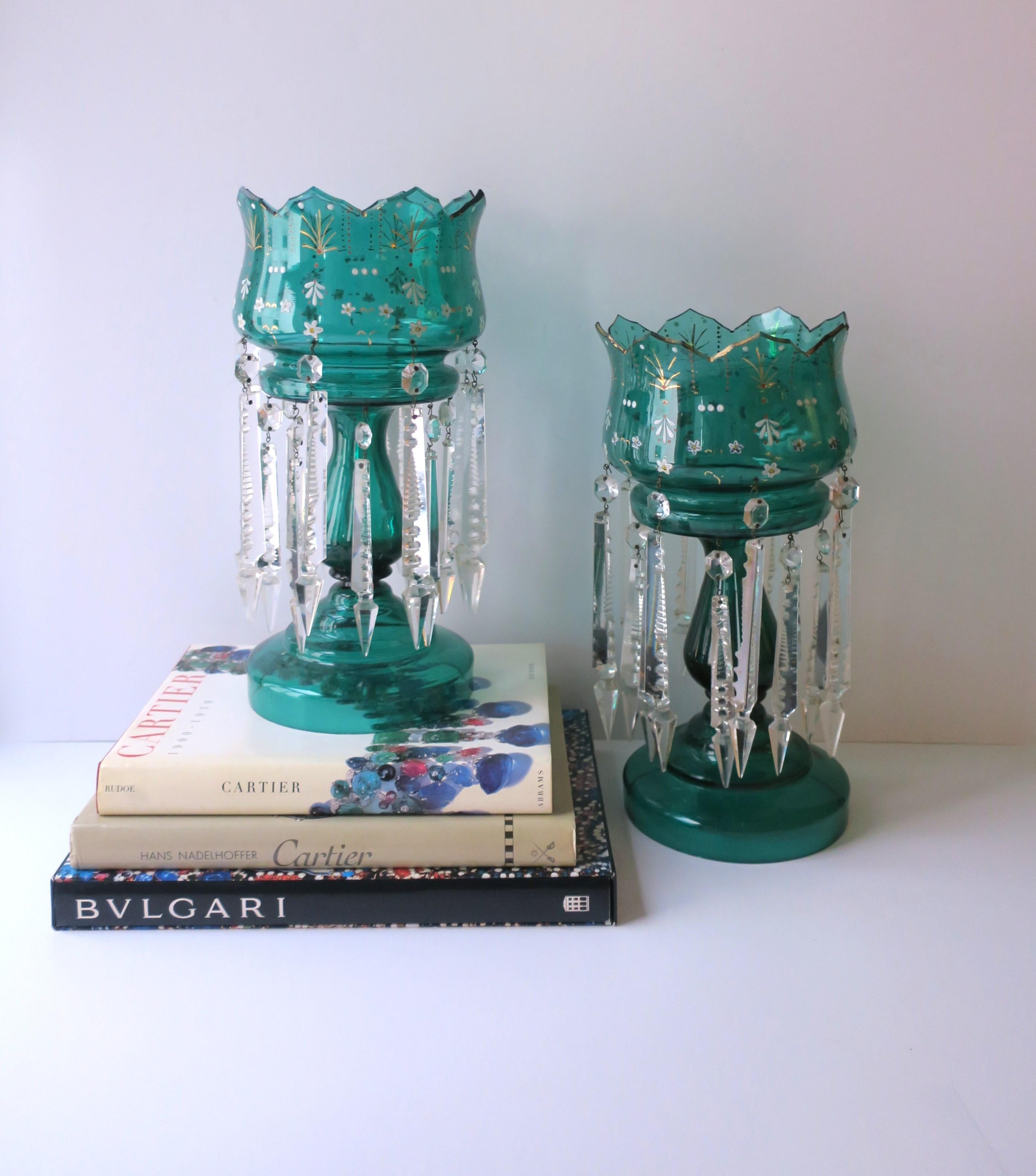 Paire de lustres en verre et cristal de Bohème vert émeraude, C.C. Bon état - En vente à New York, NY