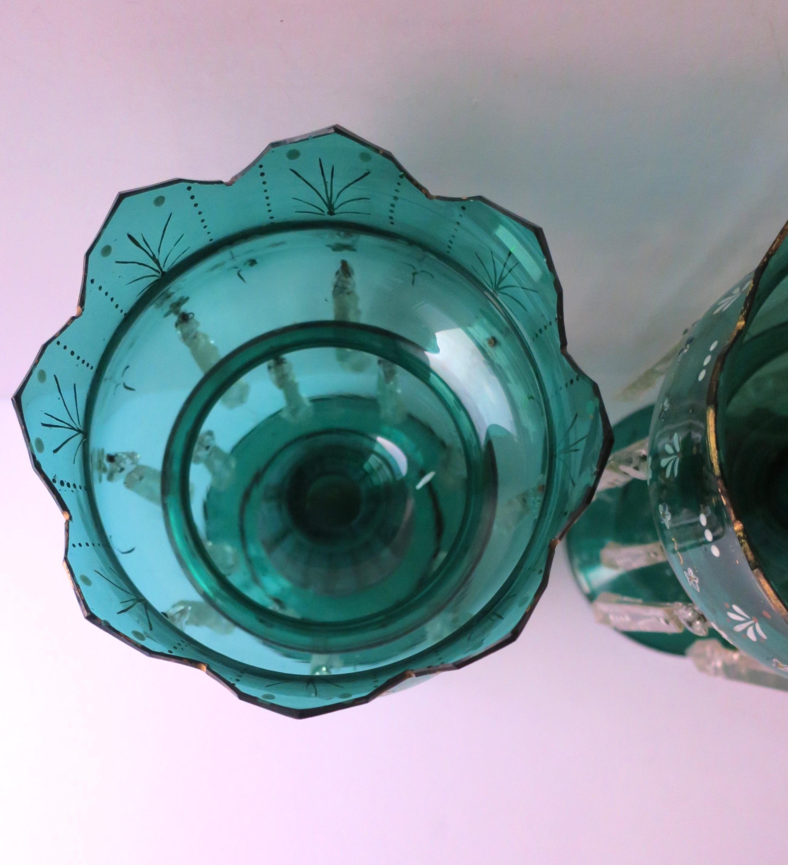 Coppia di lustrini in vetro e cristallo verde smeraldo di Boemia, circa 19° sec. in vendita 2