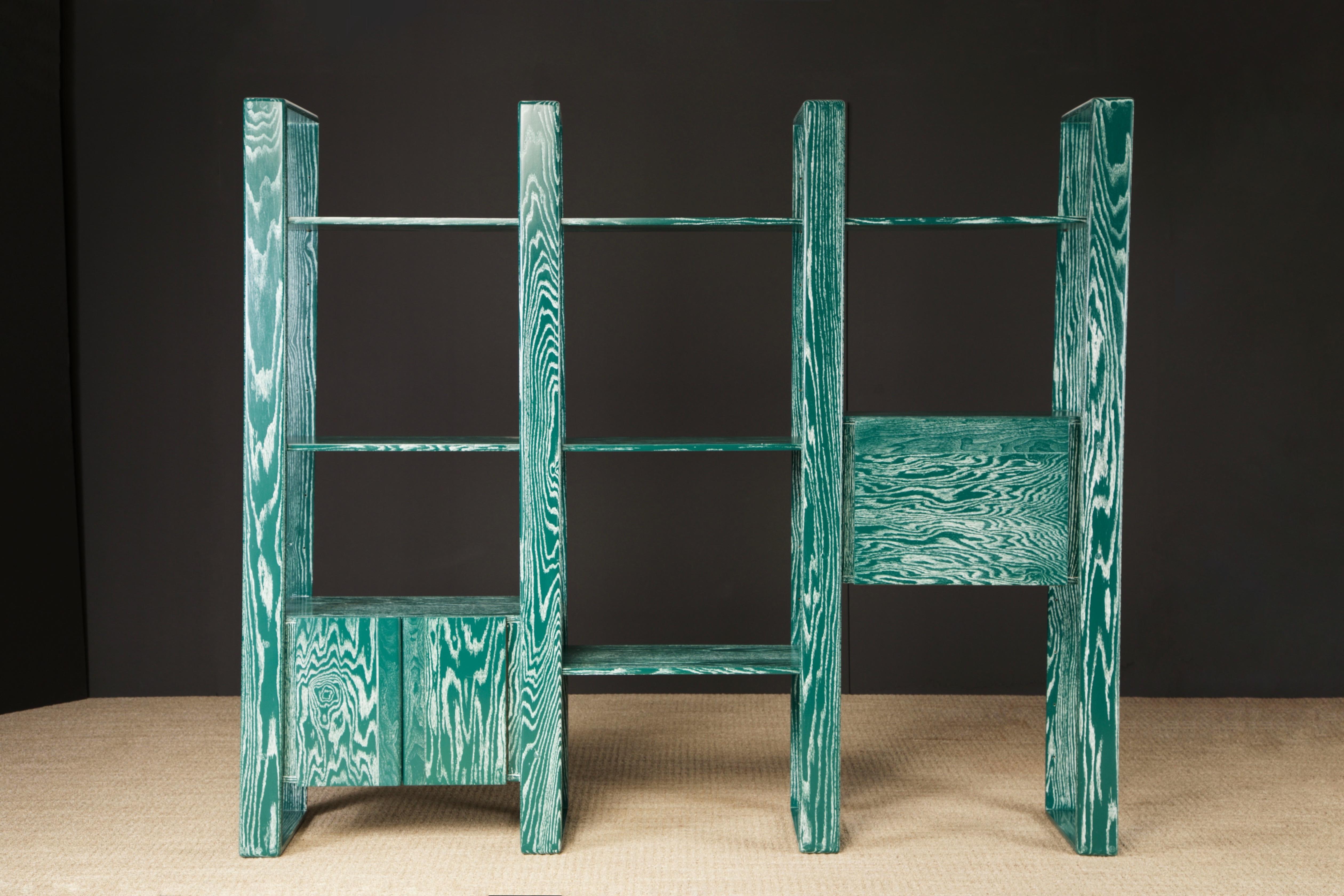 Cette superbe bibliothèque modulaire en chêne cérusé vert émeraude est l'œuvre de Lou Hodges. Elle a été conçue et fabriquée en Californie dans les années 1970 et 1980. Vous pouvez configurer cet ensemble modulaire de nombreuses façons, comme une