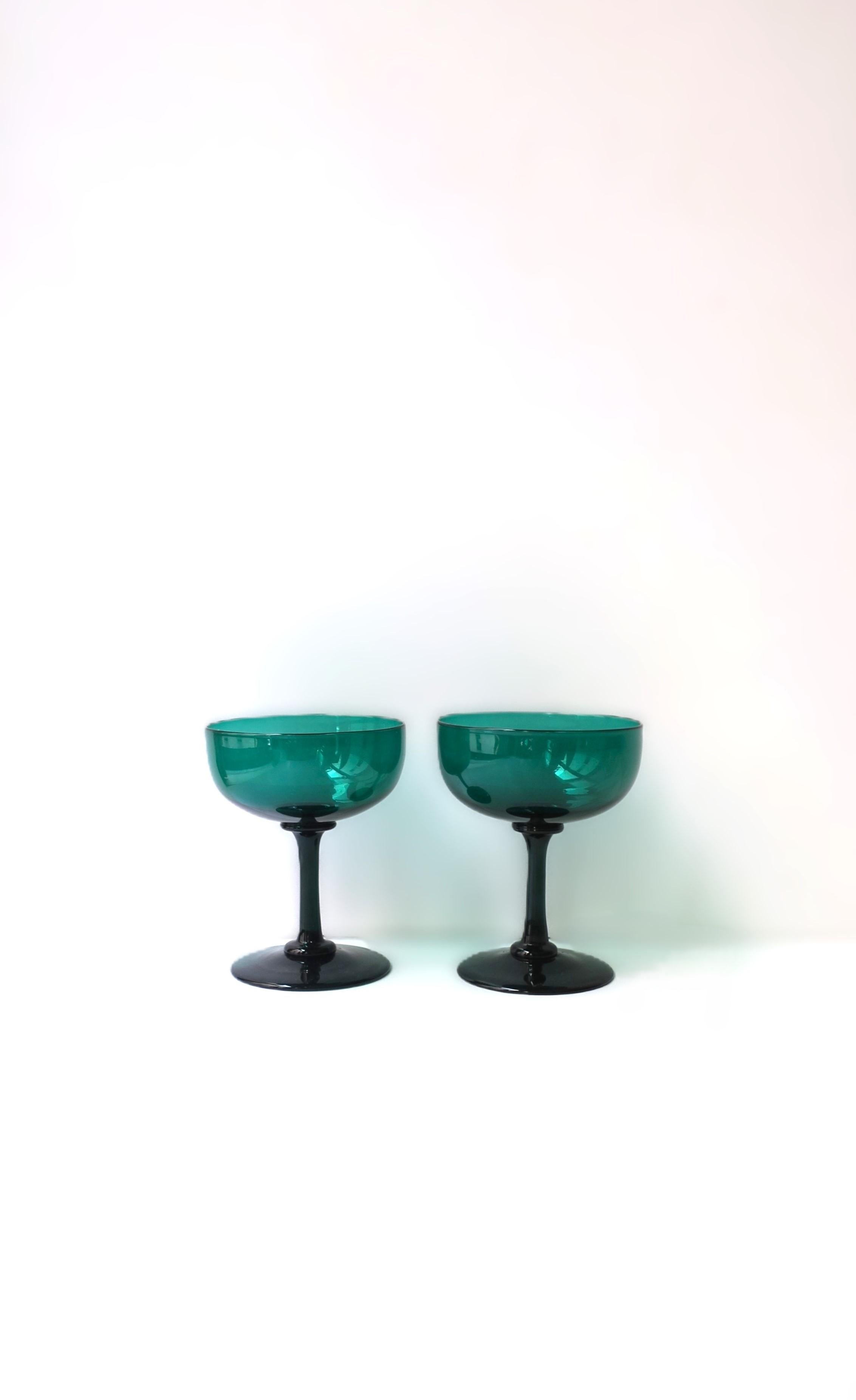 Una bella coppia (2) di bicchieri da Champagne verde smeraldo, circa inizio-metà del XX secolo. Splendidamente realizzato con marchio pontile lucido sul lato inferiore (marchio dell'attrezzo per soffiare il vetro a mano, mostrato nell'ultima